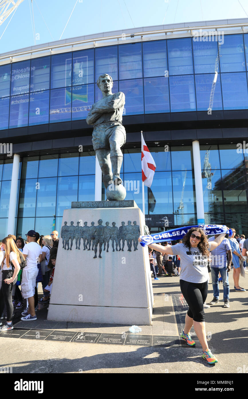 La scultura in bronzo di leggenda calcistica di Bobby Moore, al di fuori del Wembley Stadium, casa della nazionale inglese di calcio in NW London, Regno Unito Foto Stock