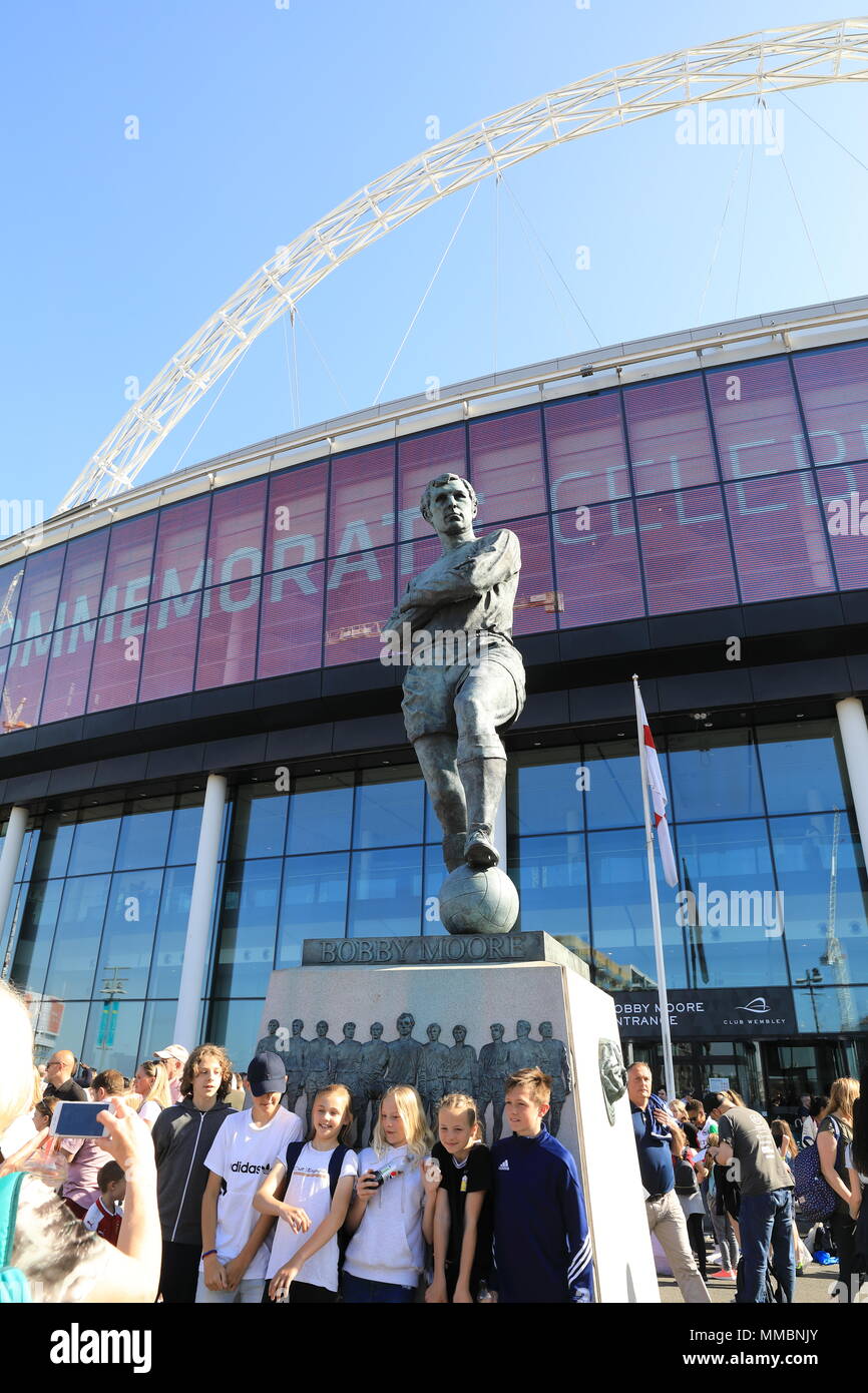 La scultura in bronzo di leggenda calcistica di Bobby Moore, al di fuori del Wembley Stadium, casa della nazionale inglese di calcio in NW London, Regno Unito Foto Stock