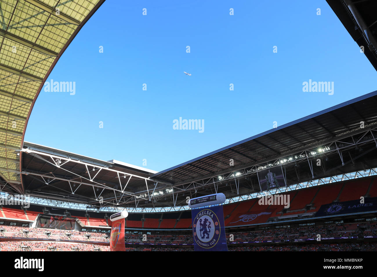Il tetto apribile a Wembley Stadium, casa della nazionale inglese di calcio, nella zona ovest di Londra, Regno Unito Foto Stock