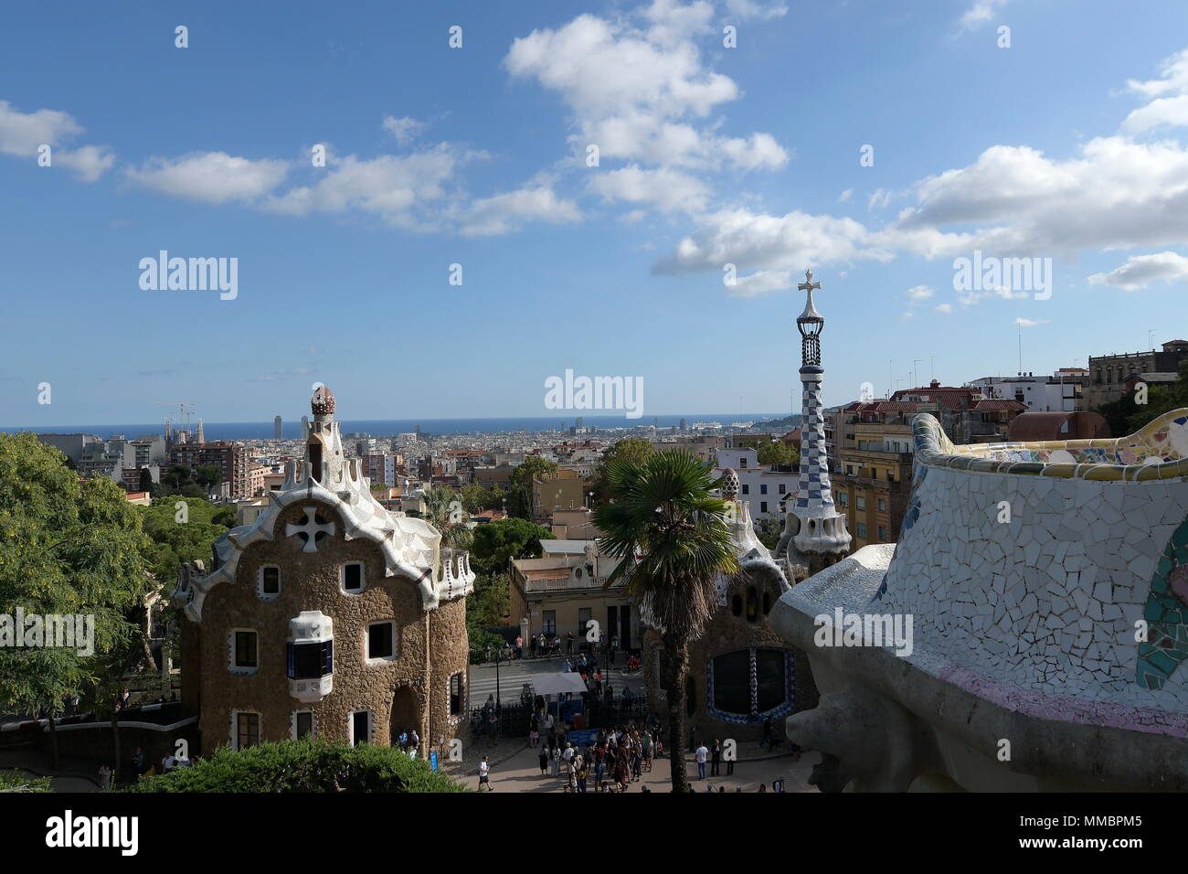 Barcellona, Spagna. L'ingresso del Parco Güell con le case portieri Foto Stock