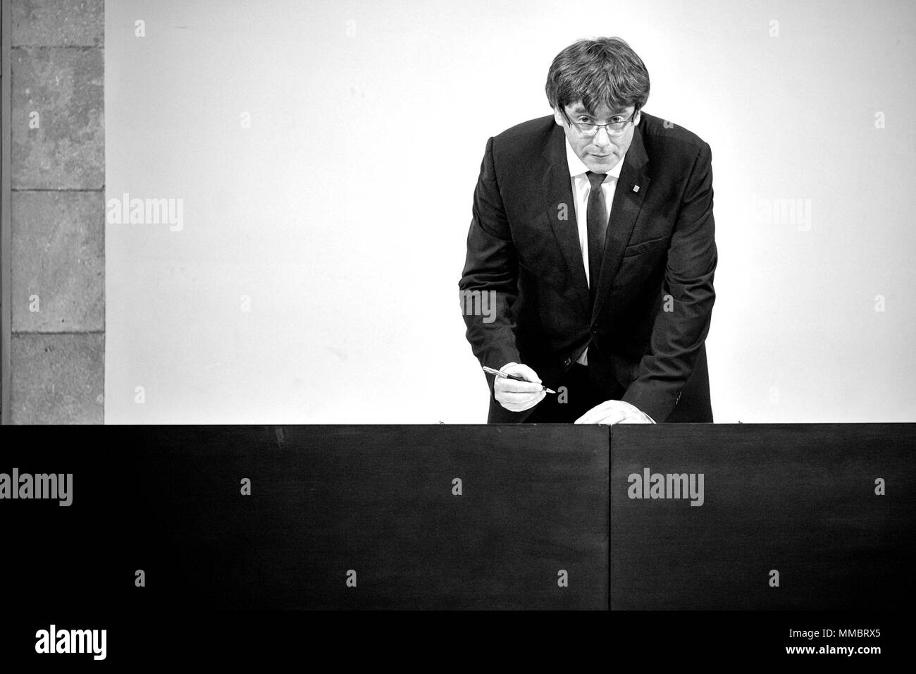 FILE IMMAGINE - Presidente catalano CARLES PUIGDEMONT firma una dichiarazione di indipendenza documento al Parlamento della Catalogna dopo la discussione sulla resul Foto Stock