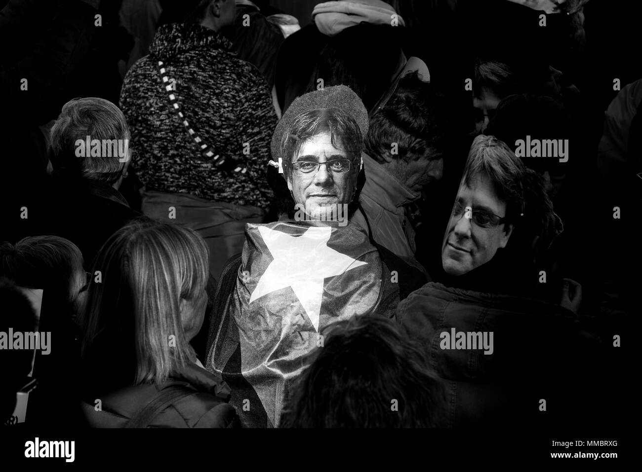 FILE IMMAGINE - un uomo che indossa una maschera del presidente CARLES PUIGDEMONT e avvolto con un estelada o pro-indipendenza bandiera durante una manifestazione di protesta in Barcelon Foto Stock