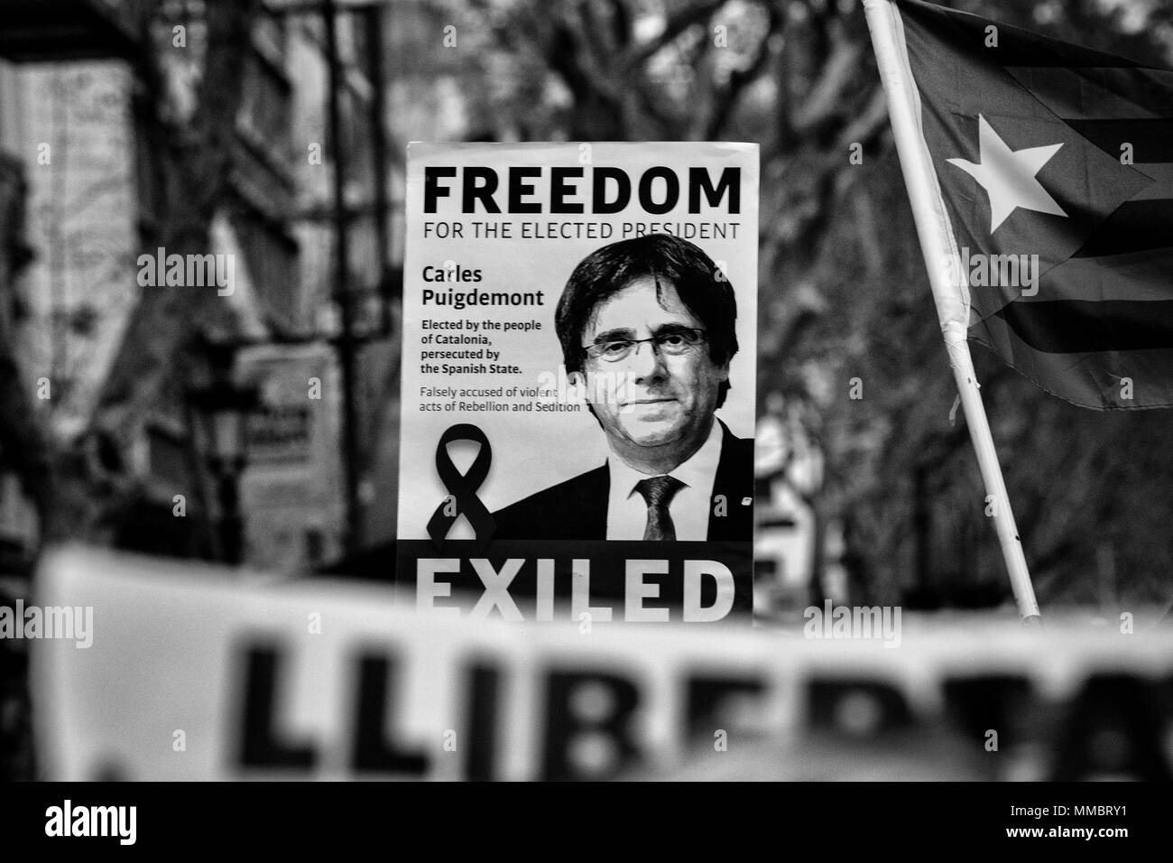 FILE IMMAGINE - In Barcellona strade persone che manifestavano per il rilascio dei detenuti catalano i leader portano i banner di CARLES PUIGDEMONT. Foto Stock