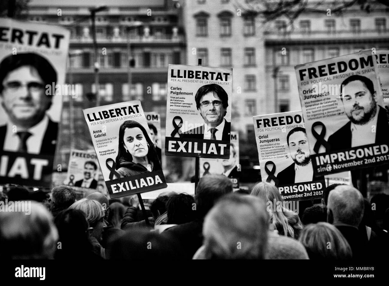 FILE IMMAGINE - In Barcellona strade persone che manifestavano per la liberazione dei detenuti politici catalano portano i banner di CARLES PUIGDEMONT e altri Foto Stock