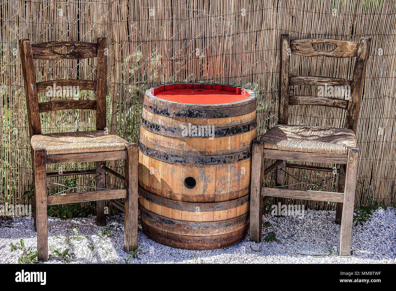 In legno di rovere canna si è trasformato in un tavolo con due sedie di legno. Immagine di stock. Foto Stock