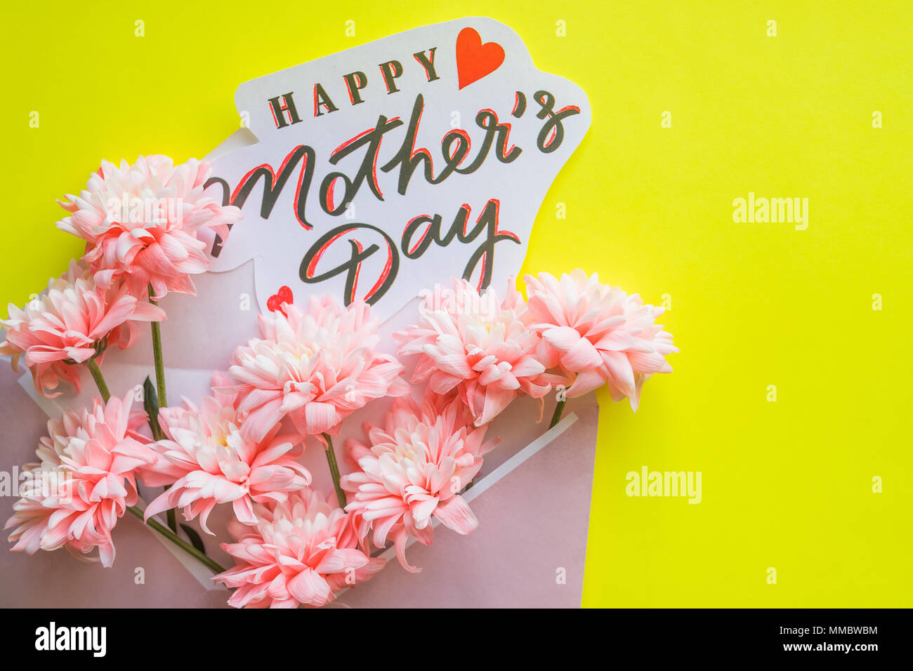 Confezione Regalo Con Fiori E Biglietto Di Auguri Per La Festa Della Mamma Su Sfondo Giallo Lisianthus Crisantemo Fiori Felice Festa Della Mamma Concept Foto Stock Alamy
