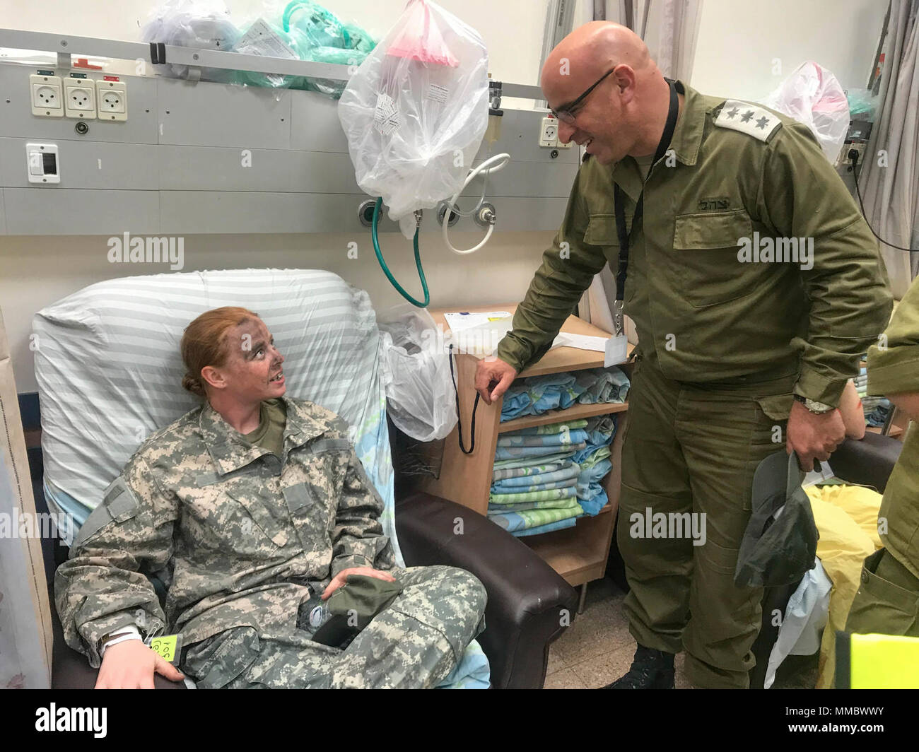 Sgt. Shanda Owens, un patriota di controllo antincendio Enhanced Operator/Maintainer assegnato al Delta batteria, 5° Battaglione, settima la difesa aerea artiglieria, decimo esercito aria e la difesa missilistica comando viene controllato dal colonnello israeliano Moshe Meyouhass, un medico assegnato all'unità Yakar, Soroka Medical Center dopo un giunto evacuazione medica (MEDEVAC) missione di formazione ed evacuazione medica durante un Juniper Cobra 18 nel deserto del Negev Mar 7, 2018. Foto Stock