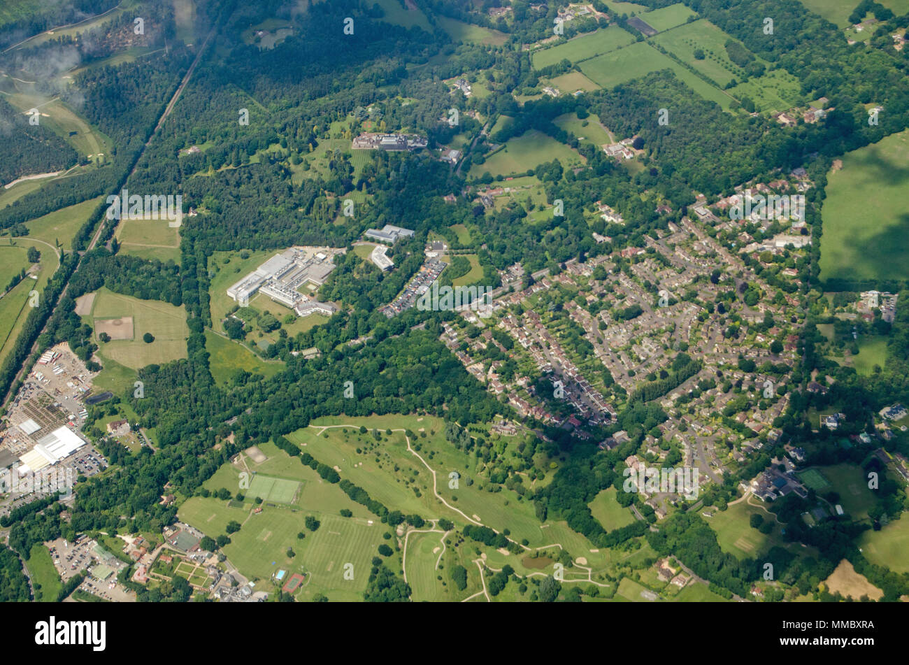 Vista aerea di parte del Surrey villaggio di Windlesham. Insieme con la scatola e un campo da golf, le attività di ricerca e sviluppo del sito dell'pharmaceut Foto Stock