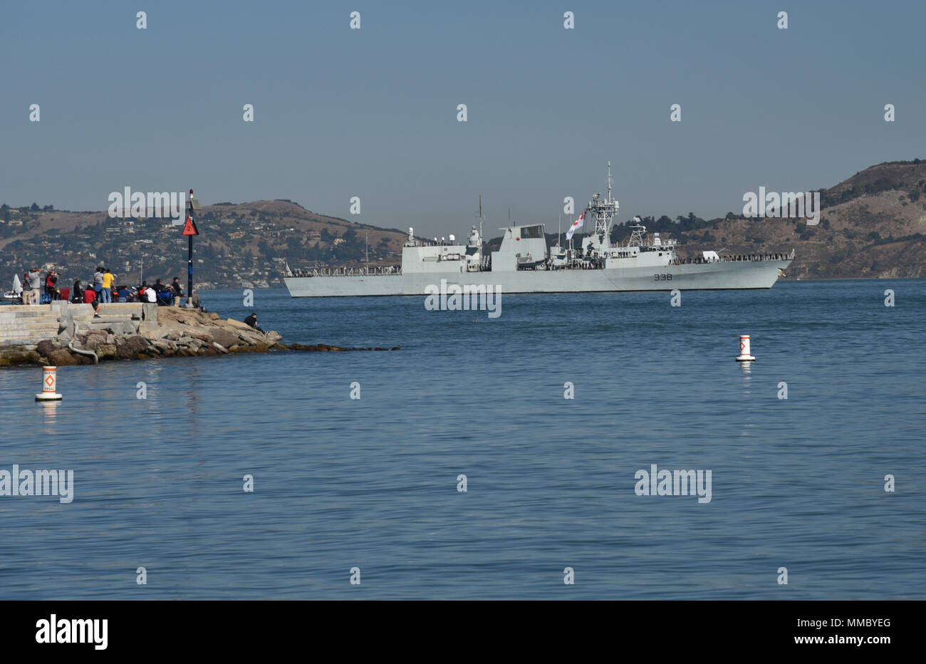 La HMCS Winnipeg (FFH 338) è una fregata classe Halifax della Royal Canadian Navy. L'immagine d'archivio documenta la fregata che transitava nella baia di San Francisco il 6 ottobre 2017, durante le attività della Fleet Week Parade of Ships. La stampa fotografica storica registra la cooperazione navale internazionale. Foto Stock