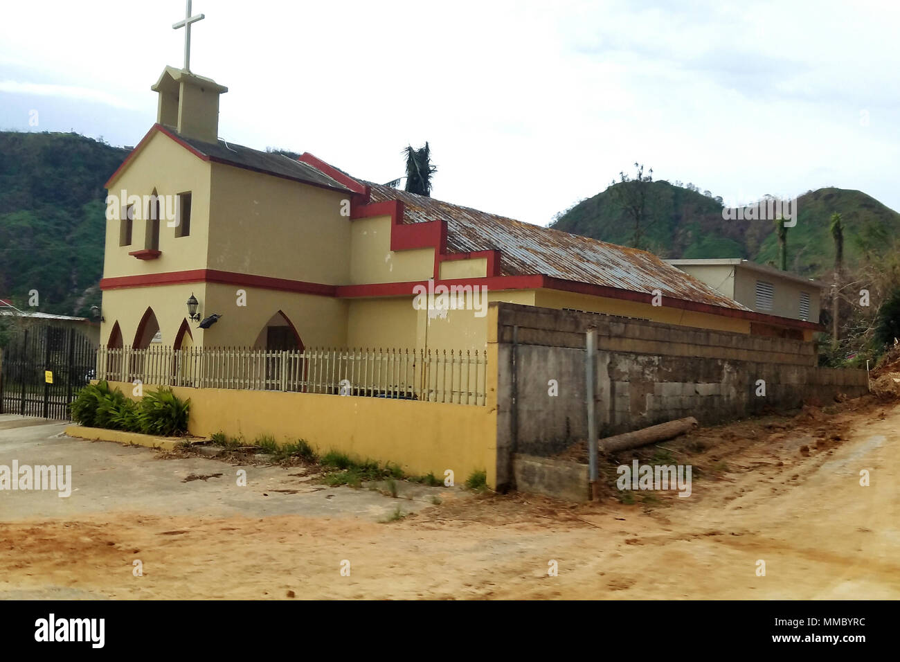 Un alterò la chiesa si erge ancora in Utuado, Puerto Rico, il 5 ottobre 2017, durante una croce rossa visita a consegnare tarps, cibo, acqua e condurre le valutazioni dei danni e documentare le esigenze dei residenti locali. Il Dipartimento della Difesa, Federal Emergency Management Agency e altre organizzazioni hanno unito gli sforzi per assistere le autorità civili a Puerto Rico per il supporto di soccorso in caso di catastrofe supporto dopo l uragano Maria. (U.S. Foto dell'esercito da Staff Sgt. Richard Colletta) Foto Stock