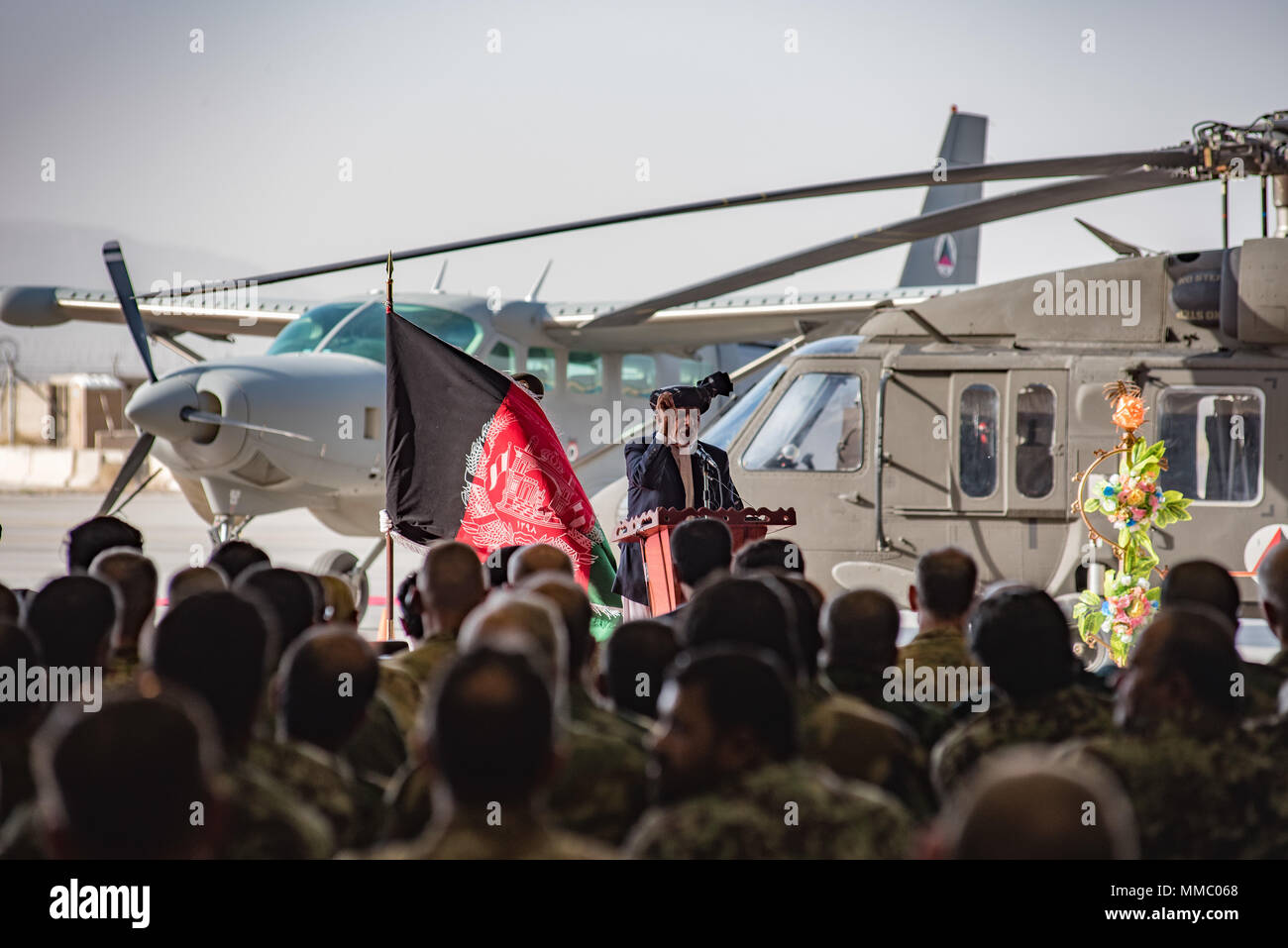 Il Presidente afghano Ashraf Ghani parla durante la gazzetta UH-60 Black Hawk cerimonia di arrivo, il 7 ottobre 2017, a Kandahar Airfield, Afghanistan. Ghani e U.S. Esercito gen. John W. Nicholson, comandante della risoluta di supporto alla missione degli Stati Uniti e Forze - Afghanistan, eseguite un cerimoniale di taglio del nastro per celebrare la più recente aggiunta in Afghanistan del Air Force flotta mentre facendo voto ha continuato impegno per la lotta contro il governo anti-insurrezione in Afghanistan. (U.S. Air Force photo by Staff Sgt. Alexander W. Riedel) Foto Stock