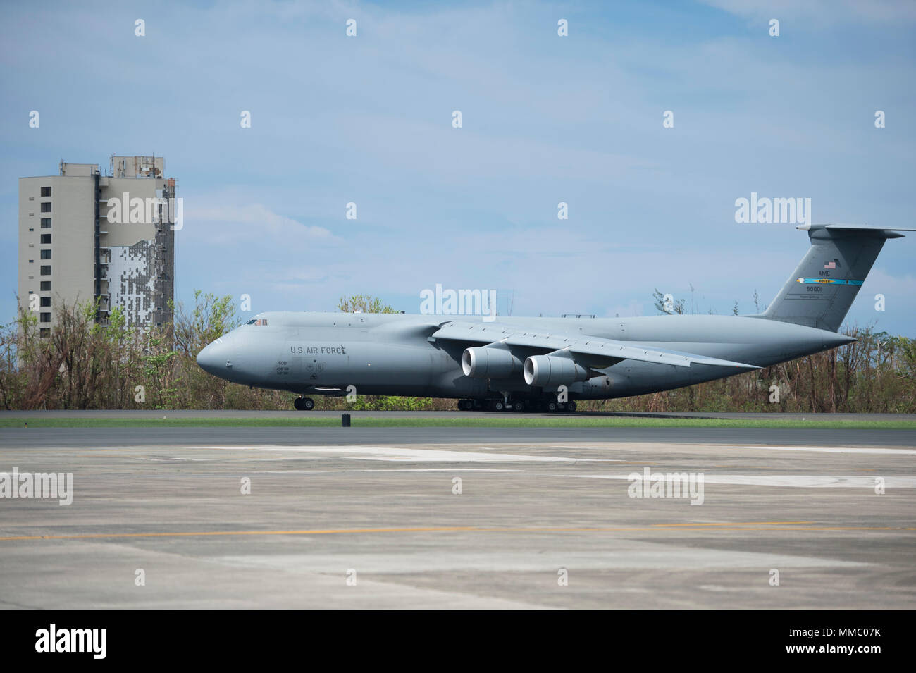 Una C-5M Super Galaxy assegnati alla 436th Airlift Wing, Dover Air Force Base, Delaware, taxi a Luis Muñoz Marín International Airport, Puerto Rico, 6 ott. 2017. Il C-5M trasportato torri da AT&T, per fornire copertura di telecomunicazione per le aree in Puerto Rico più colpiti dall uragano Maria. Si tratta di un'iniziativa del presidente Donald Trump le priorità per i tentativi di recupero in Puerto Rico. (U.S. Air Force foto di Tech. Sgt. Larry E. Reid Jr., rilasciato) Foto Stock