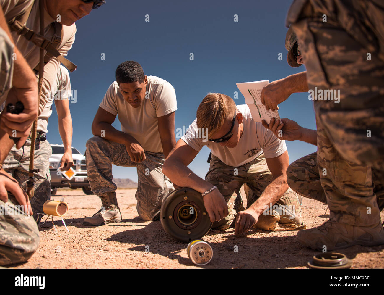 Senior Airman Jared Sfera, 56th ingegnere civile squadrone ordinanza sugli esplosivi smaltimento membro del team, esegue il rendering di procedure di sicurezza su un marchio 81 bomba a la Gila Bend Air Force campo ausiliario in Gila Bend, Ariz., Sett. 21, 2017. Il rendering di procedura sicura è l'atto di applicare speciali procedure di EOD, metodi e strumenti per fornire l'interruzione delle funzioni o separazioni di componenti essenziali di ordigni inesplosi per evitare un inaccettabile la detonazione. (U.S. Air Force foto/Airman 1. Classe Alexander Cook) Foto Stock