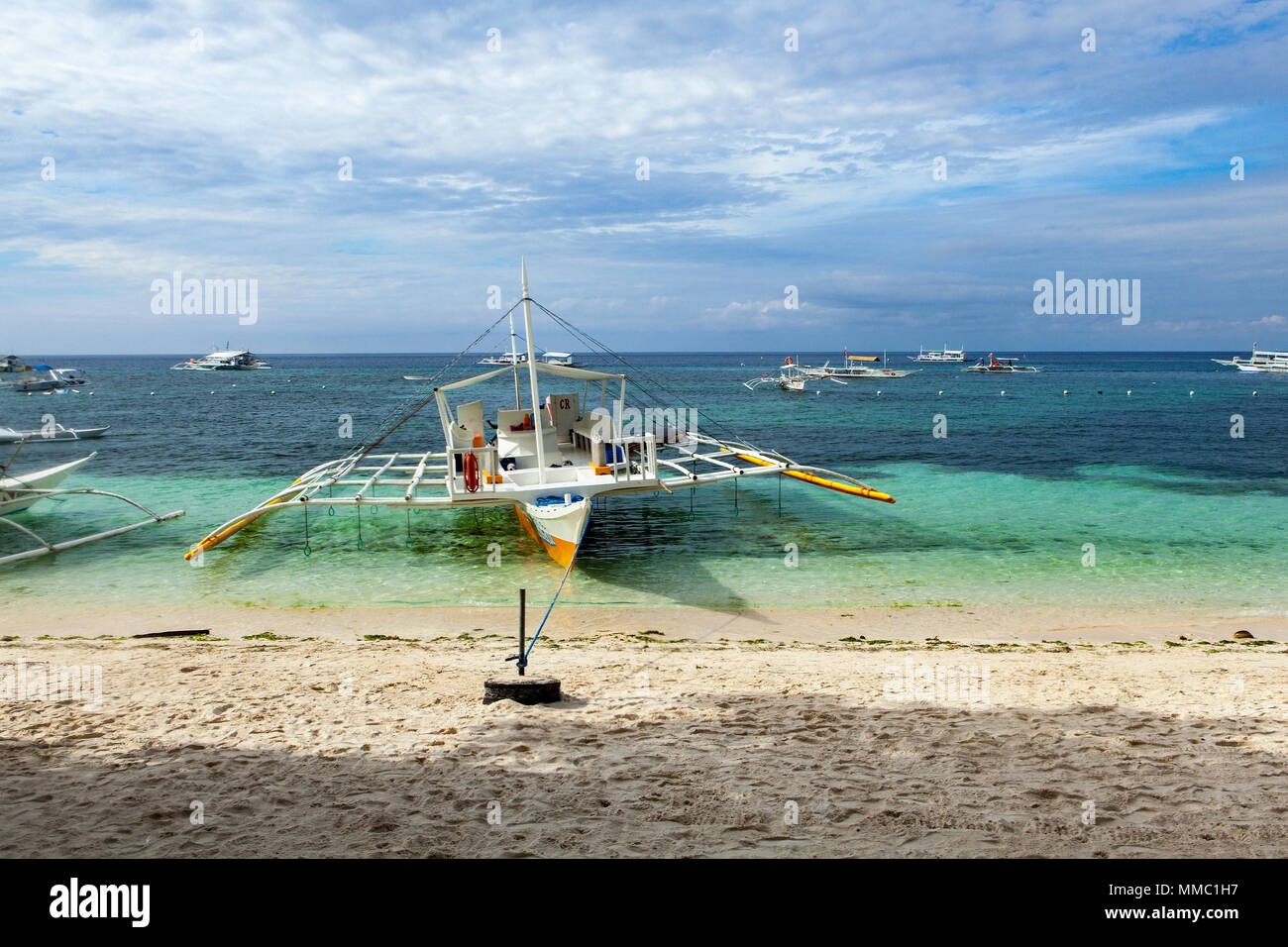 Scuba diving pontone ancorato off Alona Beach in Panglao Island, Bohol, Filippine. Foto Stock