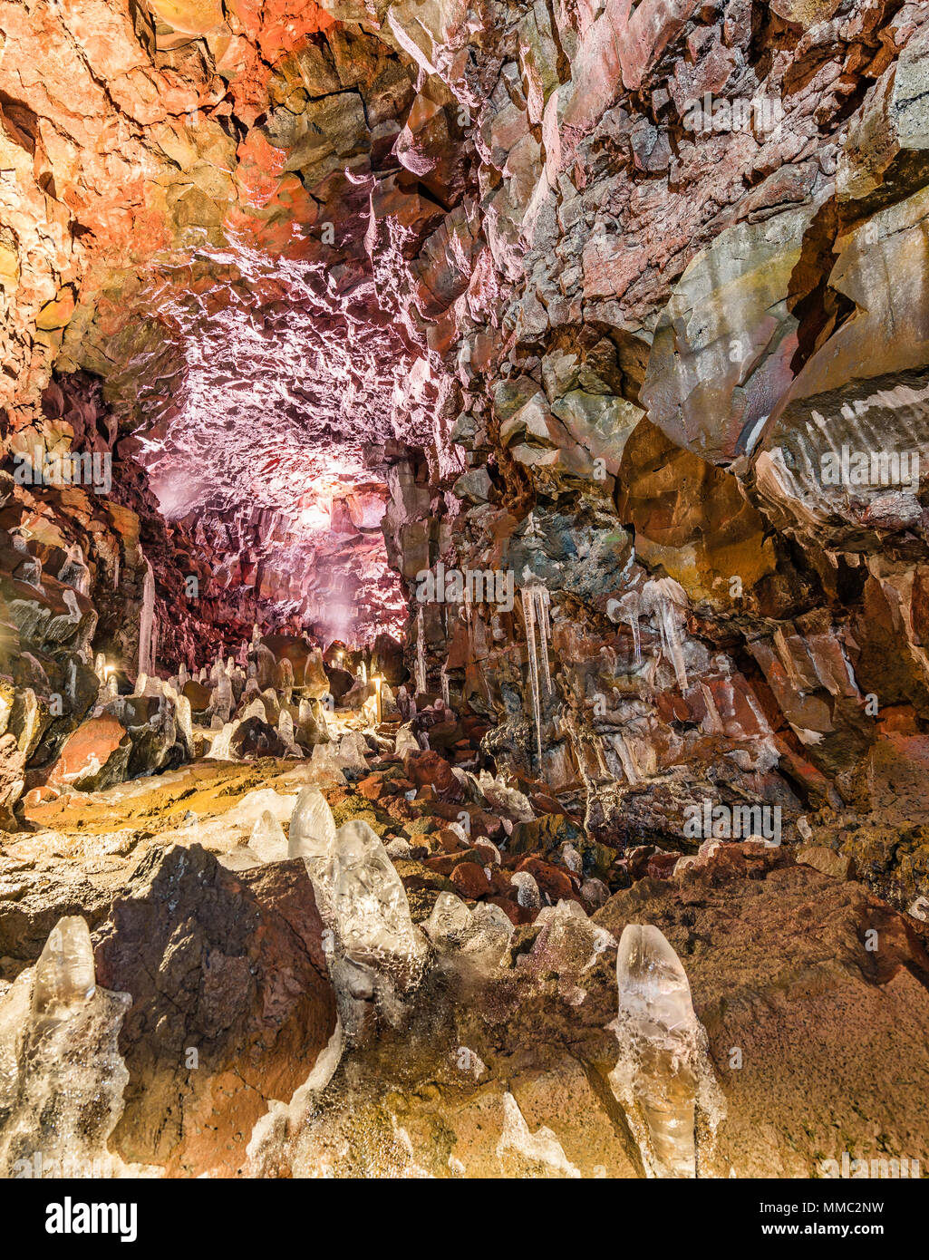 Le stalagmiti di ghiaccio nel Raufarholshellir tunnel di lava in una caverna nel sud dell'Islanda Foto Stock