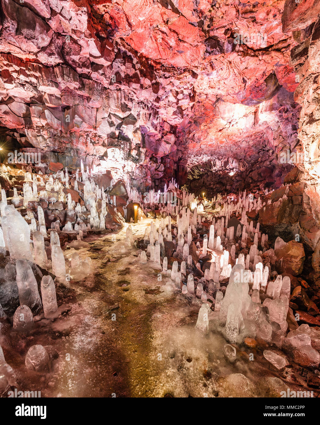 Le stalagmiti di ghiaccio nel Raufarholshellir tunnel di lava in una caverna nel sud dell'Islanda Foto Stock