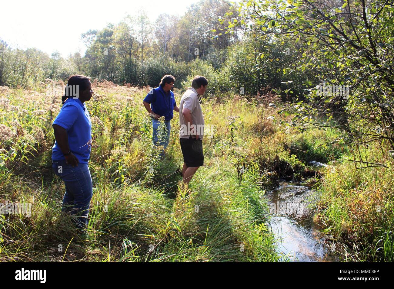 Fort McCoy biologo pesca John Noble (centro) spiega il lavoro che è stato svolto su Stillwell Creek per un flusso-progetto di restauro in 2014 CON GLI STATI UNITI Pesci e fauna selvatica personale di servizio, biologo pesca Louise Malden (sinistra) e al Leader del Progetto Sam Finney (destro) a Fort McCoy, Wis., ad Ottobre 3, 2017. Mauldin e Finney ha visitato Fort McCoy per vedere i progressi sul flusso-habitat e pesce passaggio a progetti di miglioramento che sono state completate negli ultimi anni. (U.S. Foto dell'esercito da Scott T. Sturkol, Fort McCoy, Wis.) Foto Stock