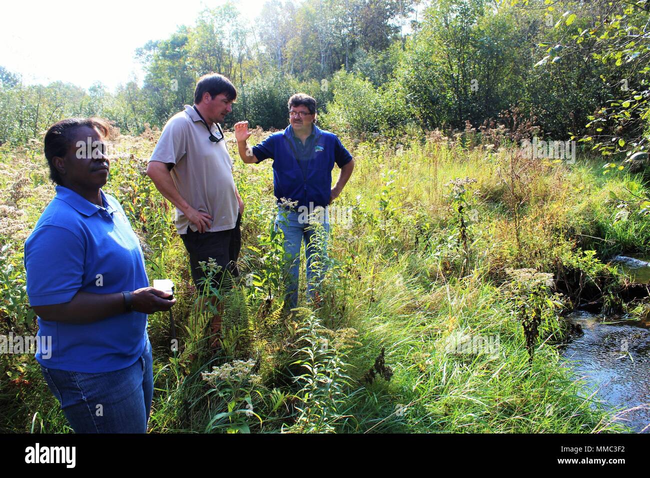 Fort McCoy biologo pesca John Noble spiega il lavoro che è stato svolto su Stillwell Creek per un flusso-progetto di restauro in 2014 CON GLI STATI UNITI Pesci e fauna selvatica personale di servizio, biologo pesca Louise Malden e Capo Progetto Sam Finney a Fort McCoy, Wis., ad Ottobre 3, 2017. Mauldin e Finney ha visitato Fort McCoy per vedere i progressi sul flusso-habitat e pesce passaggio a progetti di miglioramento che sono state completate negli ultimi anni. (U.S. Foto dell'esercito da Scott T. Sturkol, Fort McCoy, Wis.) Foto Stock