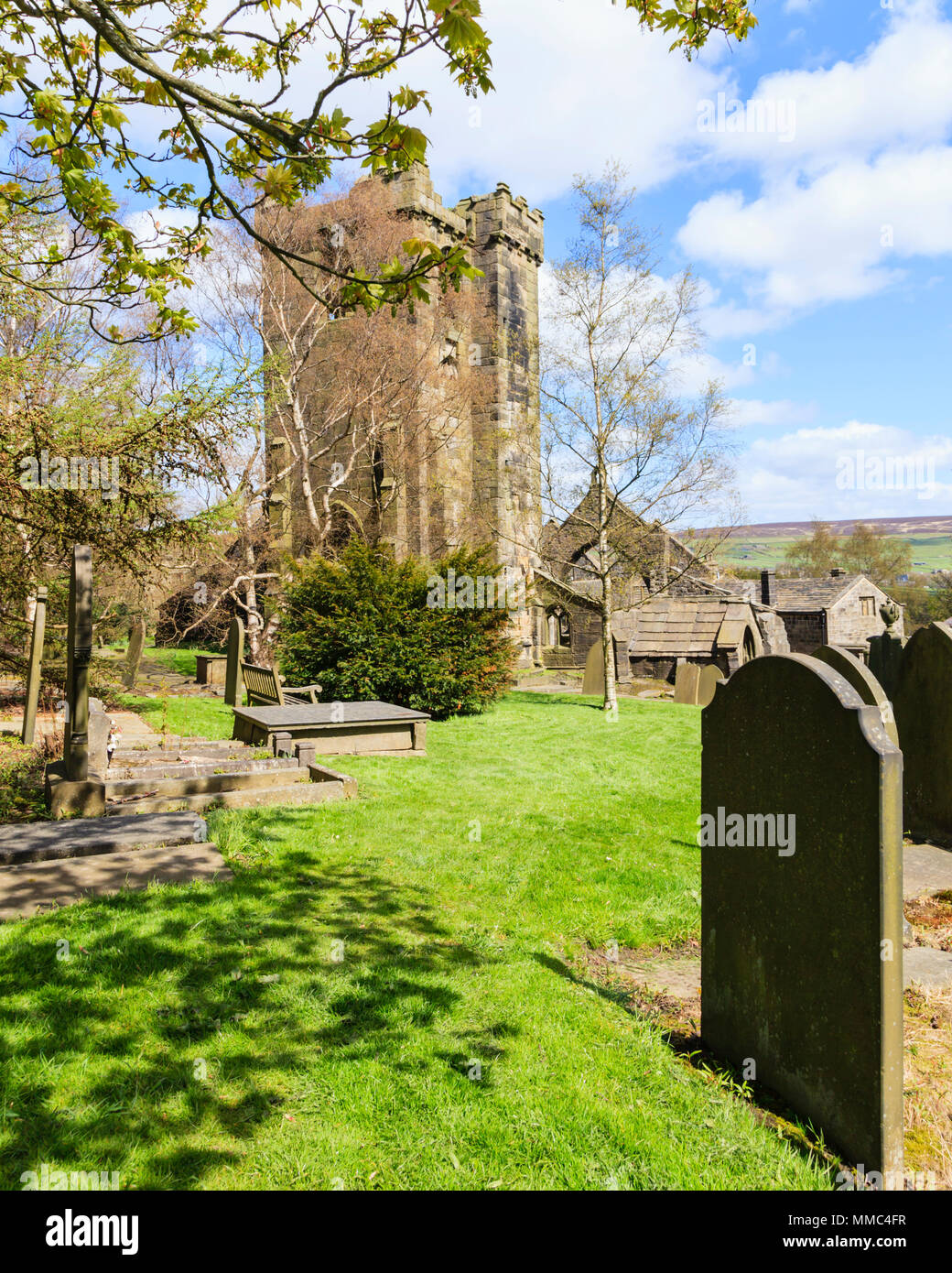 Il cimitero che circonda San Tommaso Apostolo chiesa ing Heptonstall, West Yorkshire Foto Stock