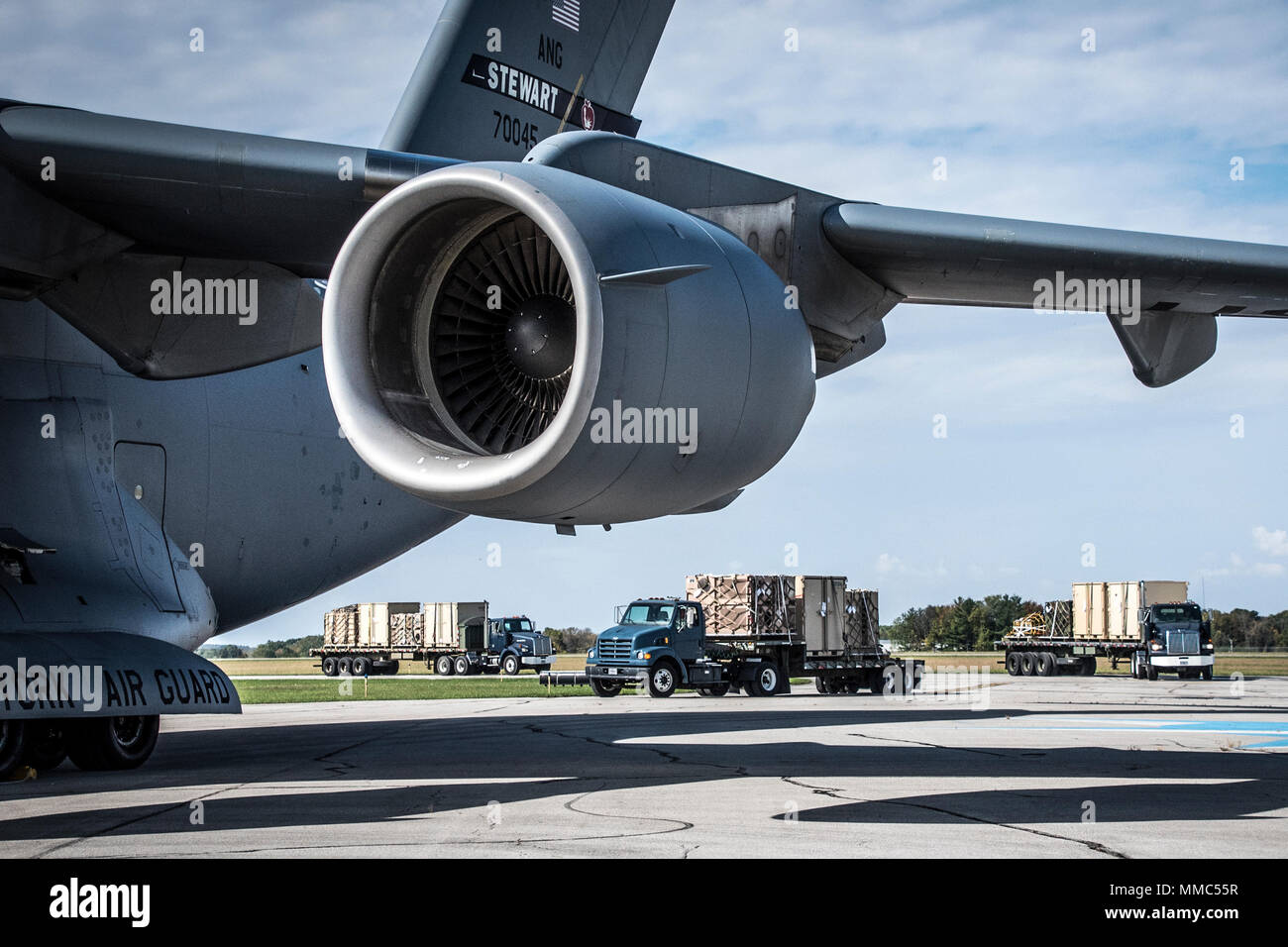 Un convoglio di rimorchi dei trattori il trasporto di un rilievo di disastro Bedgown Sistema (DRBS) da il duecentesimo rosso squadrone di cavallo (RHS) per essere caricato su un C-17 dal 105Airlift Wing (AW) presso il 179th AW in Mansfield, Ohio, 10 ottobre, 2017. Il duecentesimo rosso squadrone di cavallo (RHS) invia la sua seconda (DRBS) per Puerto Rico su una C-17 dal 105AW per facilitare i soccorsi dopo l uragano Maria. Con le esclusive funzionalità e risorse il duecentesimo RHS ha come auto-sostenere unità che può distribuire ovunque nel mondo entro 72 ore, l'unità è in grado di utilizzare le proprie risorse per sostenere i soccorritori e Foto Stock