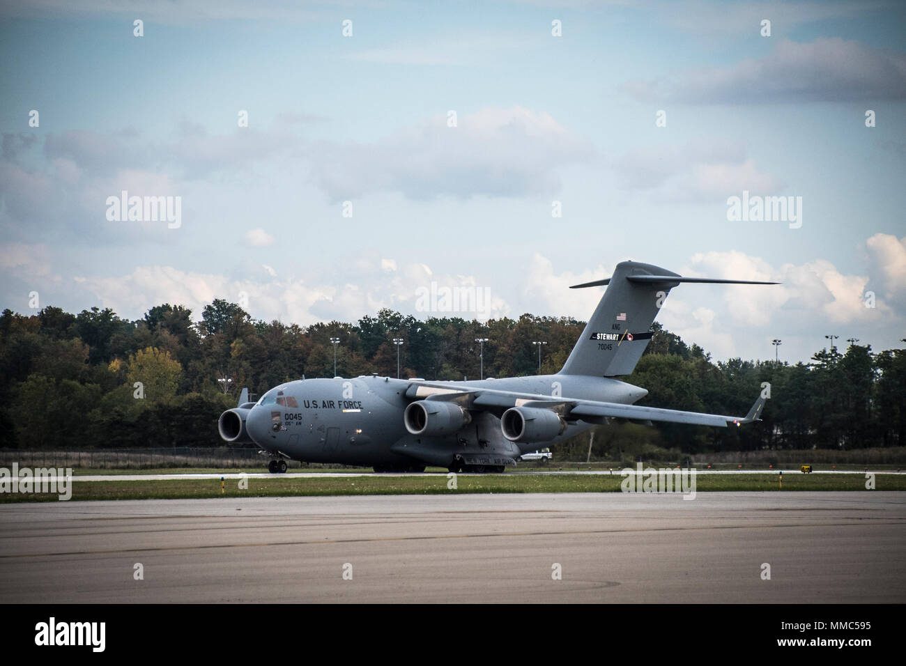 Il duecentesimo rosso squadrone di cavallo (RHS) invia il suo secondo rilievo di disastro Beddown Sistema (DRBS) per Puerto Rico su una C-17 dal 105Airlift Wing per facilitare i soccorsi dopo l uragano Maria Ottobre 10, 2017. Con le esclusive funzionalità e risorse il duecentesimo RHS ha come auto-sostenere unità che può distribuire ovunque nel mondo entro 72 ore, l'unità è in grado di utilizzare le proprie risorse per il supporto di operatori di primo soccorso e aiuto ai lavoratori a seguito dell'uragano. Il DRBS è un kit che fornisce la base vita generi di prima necessità come riparo, latrine e docce e può supportare fino a 300 peo Foto Stock