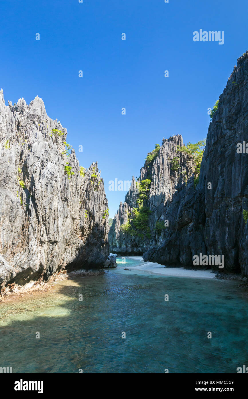 Spiaggia di nascosto, arcipelago Bacuit, isola di Palawan, El Nido, Filippine Foto Stock