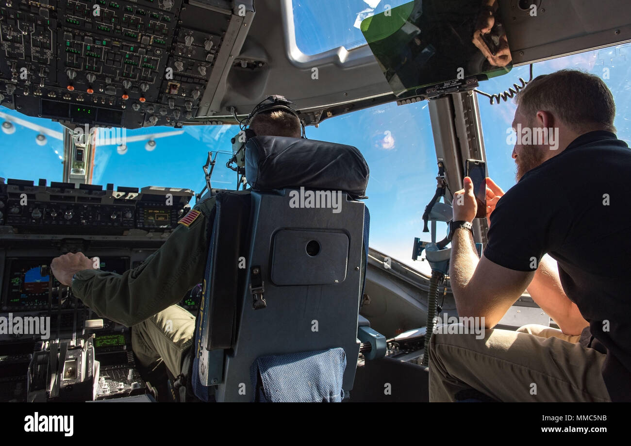 Jeffrey Earnhardt, Monster Energy NASCAR Cup Series driver, osserva e registra 3d Airlift Squadron piloti vola un C-17 Globemaster III in posizione per il rifornimento di aria sett. 28, 2017, fuori di Dover Air Force Base, Del. Earnhardt osservato il Globemaster III di essere riforniti da KC-135T Stratotankers dal 127ala, Selfridge Air National Guard Base, Mich. (U.S. Air Force Foto di Roland Balik) Foto Stock