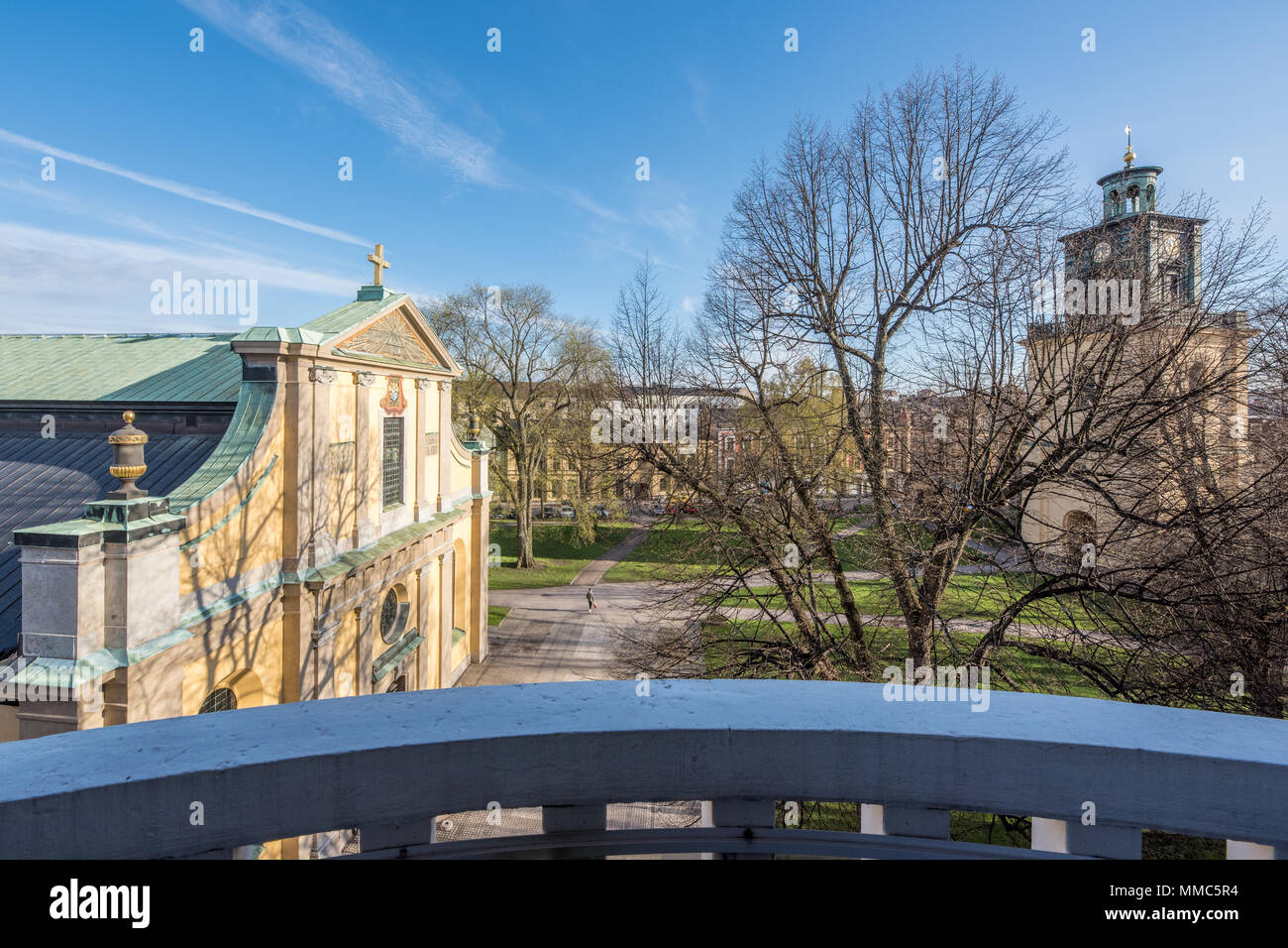 Vista aerea da Knäppingsborgsgatan della Santa Chiesa Olai e Olai Park a Norrköping durante una serata primaverile. Foto Stock