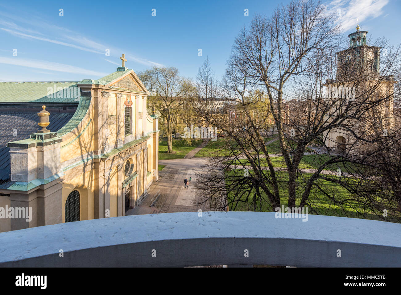 Vista aerea da Knäppingsborgsgatan della Santa Chiesa Olai e Olai Park a Norrköping durante una serata primaverile. Foto Stock