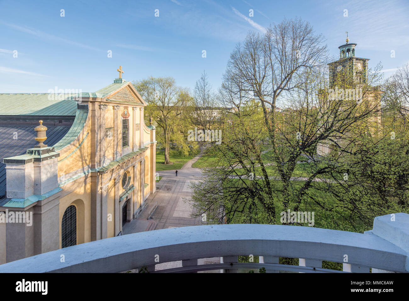 Vista aerea da Knäppingsborgsgatan della Santa Chiesa Olai e Olai Park a Norrköping durante una serata primaverile. Foto Stock