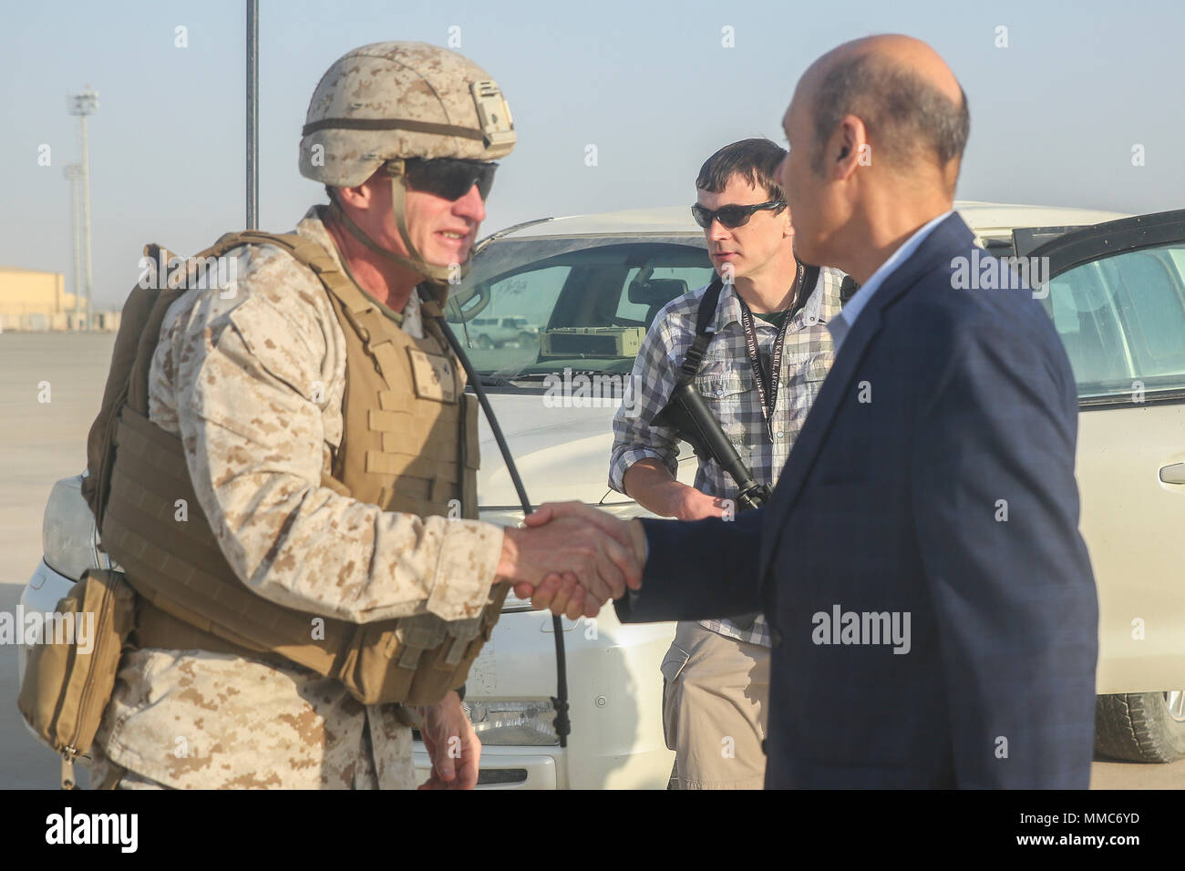 Stati Uniti Marine Brig. Gen. Roger Turner, a sinistra il comandante generale della Task Force sud-ovest, saluta Ambasciatore Hugo Llorens, a destra la speciale incaricato d'affari dell'U.S. Ambasciata a Kabul, a Bastion Airfield, Afghanistan, Ottobre 12, 2017. Llorens ha incontrato con la Task Force Southwest Marines e chiave nazionale afghano di difesa e di sicurezza vigenti Leader per discutere i recenti progressi e sfide nella lotta contro i talebani nella provincia di Helmand. (U.S. Marine Corps foto di Sgt. Lucas Hopkins) Foto Stock