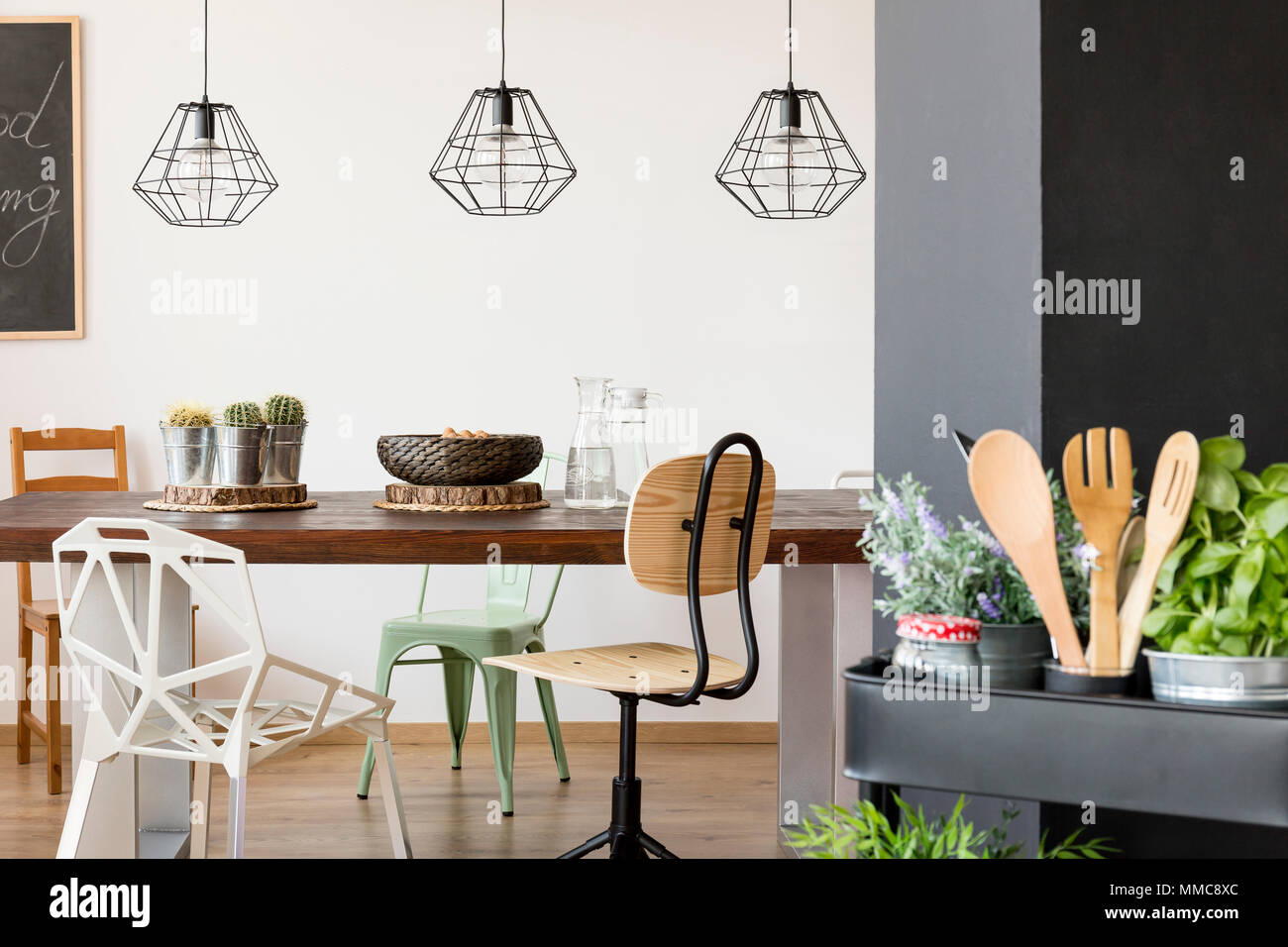 Sala comune con tavoli e sedie, lampadari, Carrello da Sala comune con tavoli e sedie, lampadari, Carrello da