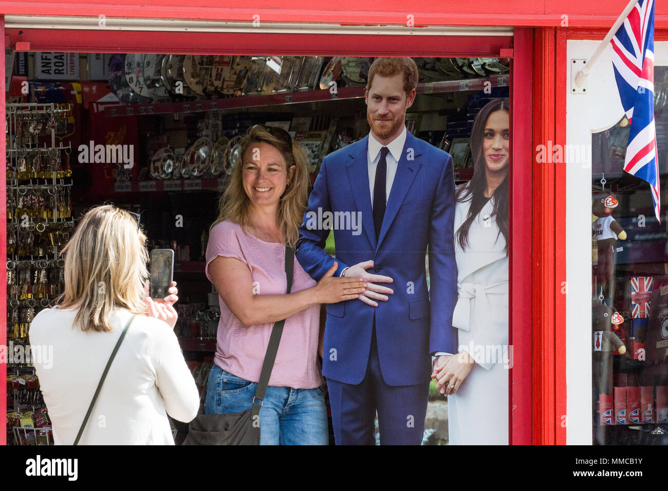 Windsor, Regno Unito. Il 10 maggio, 2018. I turisti scattare foto con ritagli di cartone del principe Harry e Meghan Markle in anticipo del Royal Wedding al Castello di Windsor il 19 maggio. Credito: Mark Kerrison/Alamy Live News Foto Stock