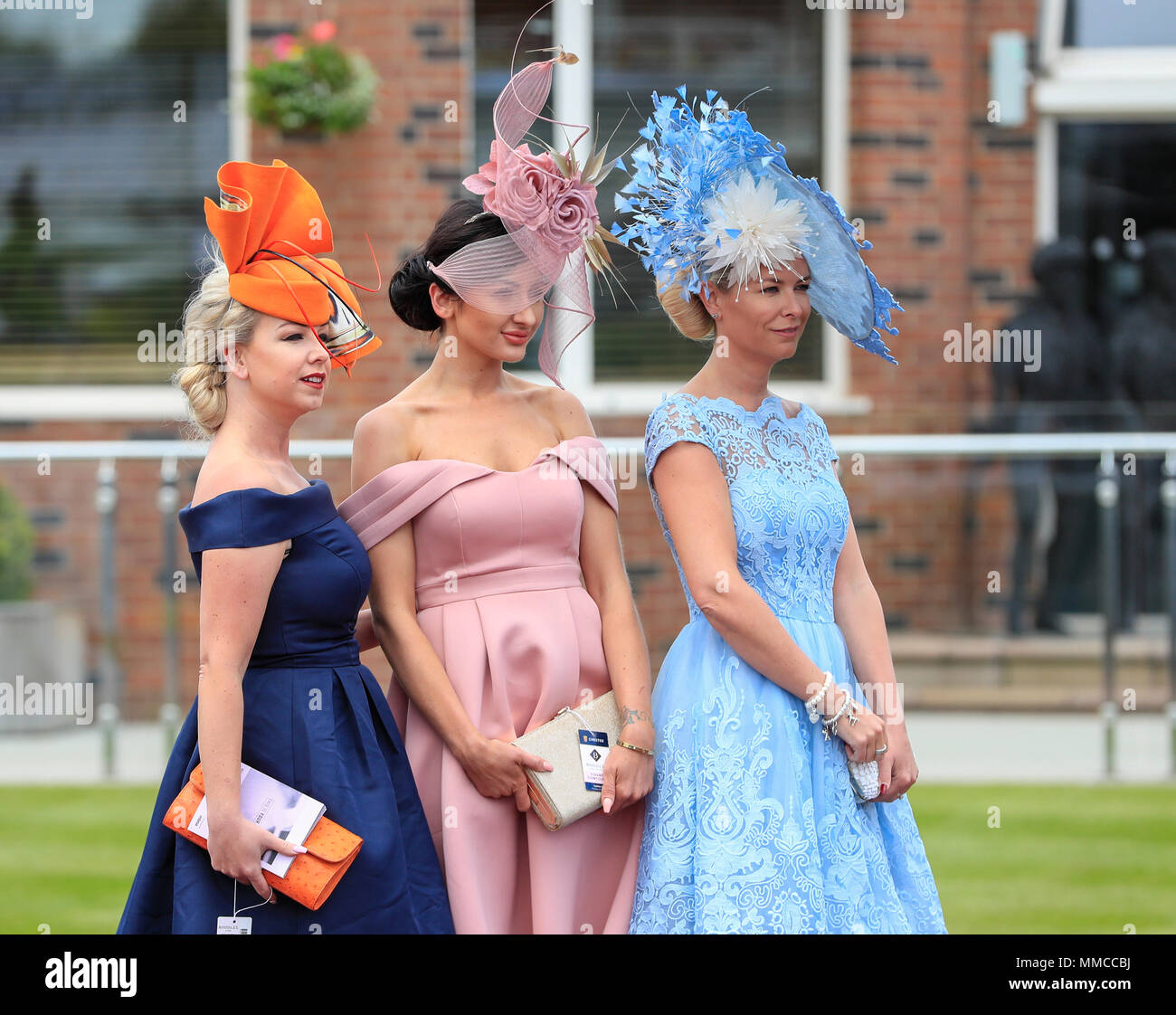 Chester Racecourse, Chester, Regno Unito. Il 10 maggio, 2018. Il Boodles Festival di maggio, Signore giorno; onorevoli godendo la giornata a Chester Races Credito: Azione Sport Plus/Alamy Live News Foto Stock