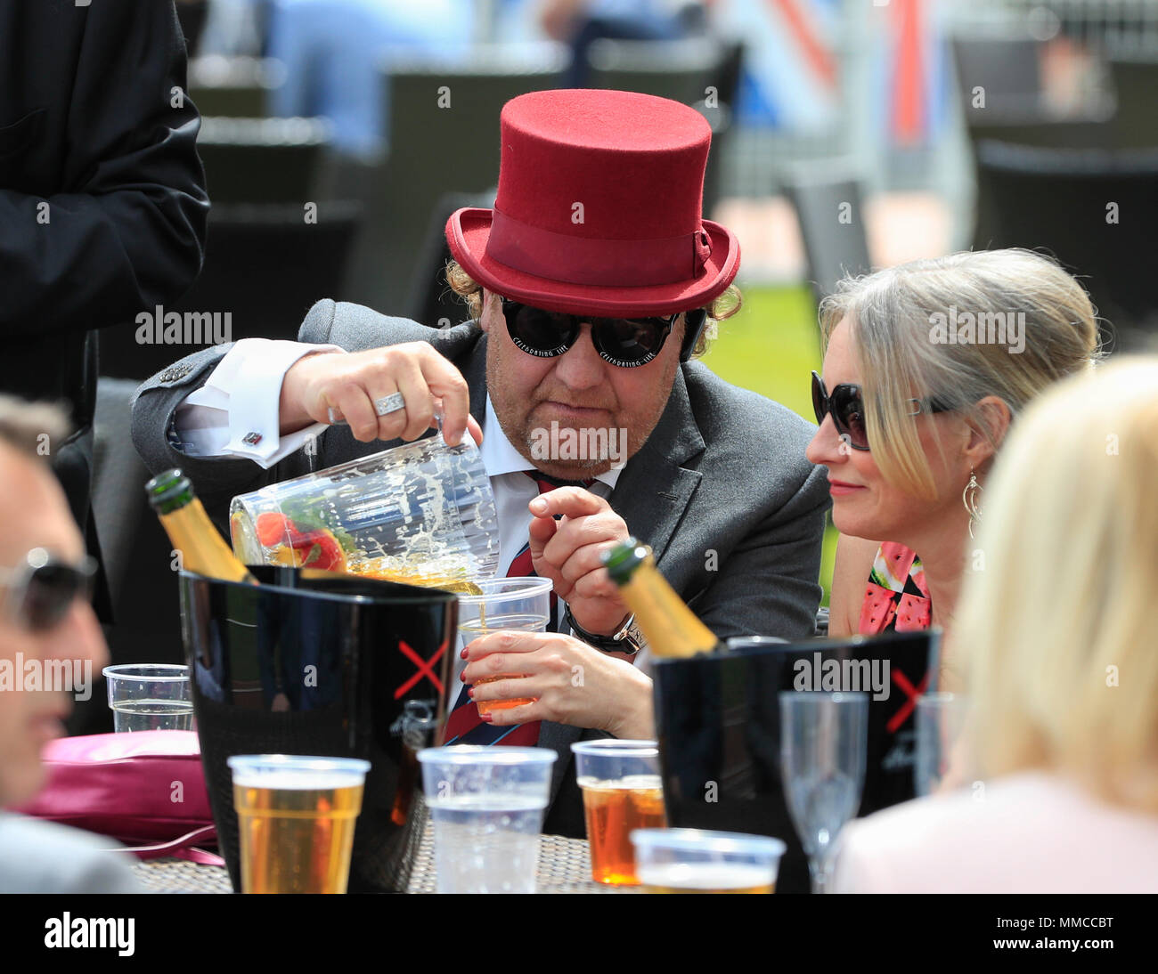 Chester Racecourse, Chester, Regno Unito. Il 10 maggio, 2018. Il Boodles Festival di maggio, Signore giorno; Racegoers godendo la giornata a Chester Races Credito: Azione Sport Plus/Alamy Live News Foto Stock