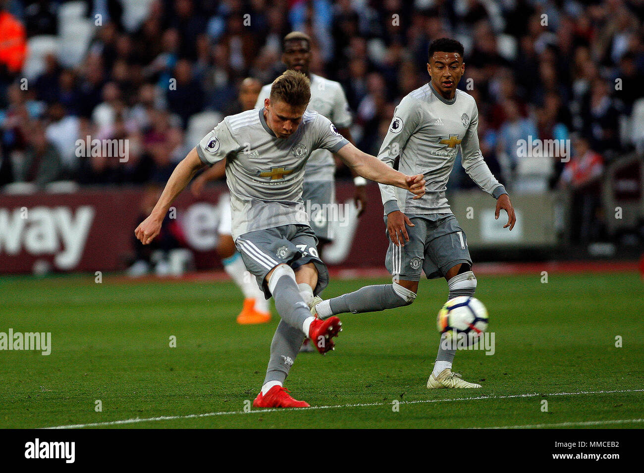 Londra, Regno Unito. Il 10 maggio 2018. Scott McTominay del Manchester United prende un colpo all'obiettivo. Premier League, West Ham United v Manchester United al London Stadium, Queen Elizabeth Olympic Park a Londra giovedì 10 maggio 2018. Questa immagine può essere utilizzata solo per scopi editoriali. Solo uso editoriale, è richiesta una licenza per uso commerciale. Nessun uso in scommesse, giochi o un singolo giocatore/club/league pubblicazioni . pic da Steffan Bowen/Andrew Orchard fotografia sportiva/Alamy Live news Foto Stock