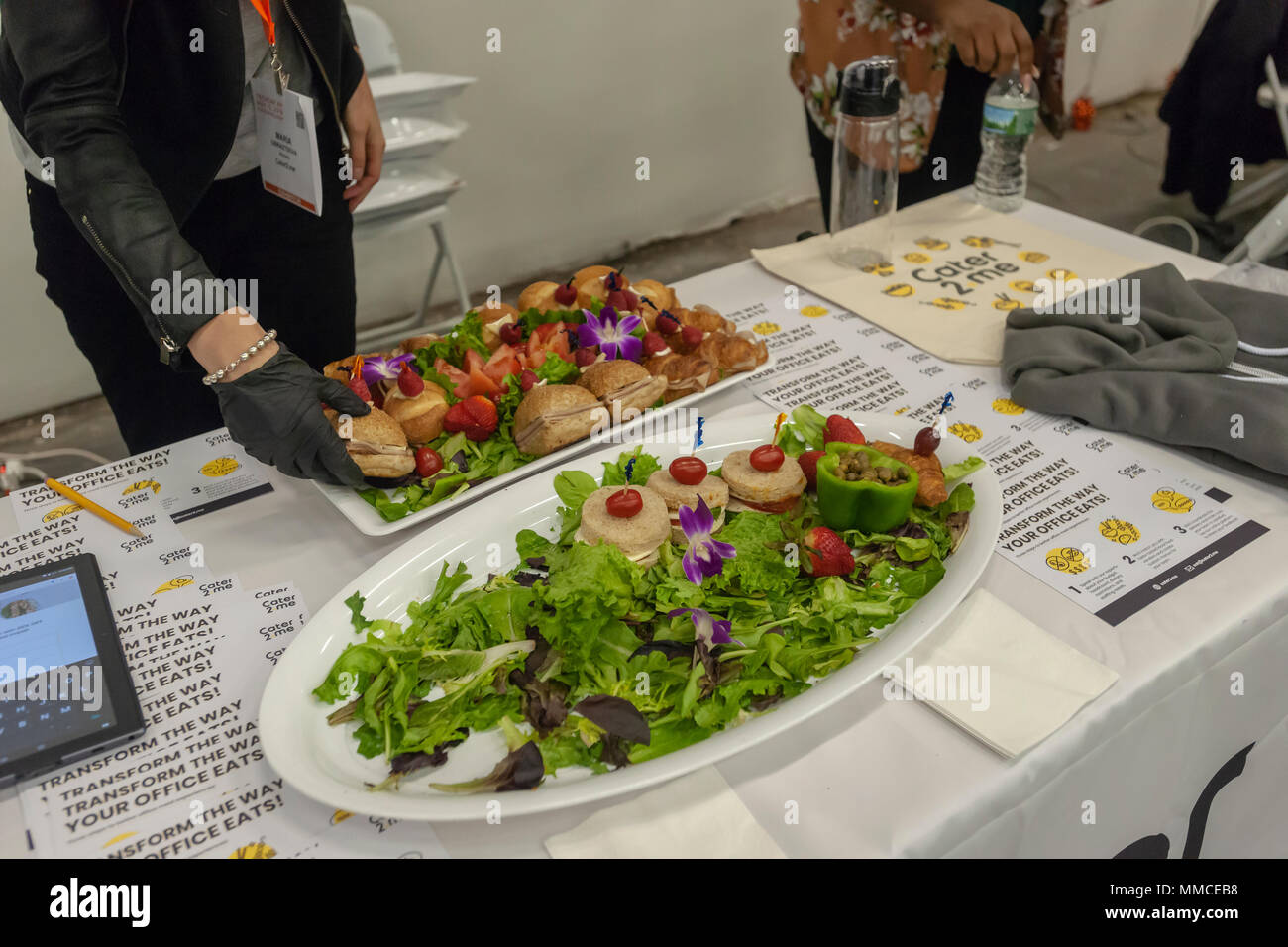 New York, Stati Uniti d'America. Il 10 maggio, 2018. Soddisfare2Me, corporate servizio catering presso il TechDay evento di New York il giovedì, 10 maggio 2018. Migliaia parteciparono a cercare i lavori con la startup e alla rete con i loro coetanei, e forse per trovare la prossima grande l'avvio. Bollette TechDay stesso come negli Stati Uniti il più grande evento di avvio con oltre 500 espositori e oltre 20.000 partecipanti. (© Richard B. Levine) Credito: Richard Levine/Alamy Live News Foto Stock