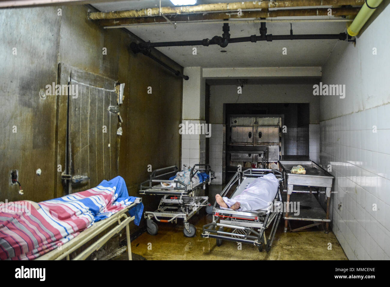 Nota del redattore: immagine raffigura la morte.) i corpi dei defunti visti  all'interno dell'ospedale Vargas morgue, in quanto rimangono all'interno  dell'obitorio senza aria condizionata e per più di trenta giorni. I medici