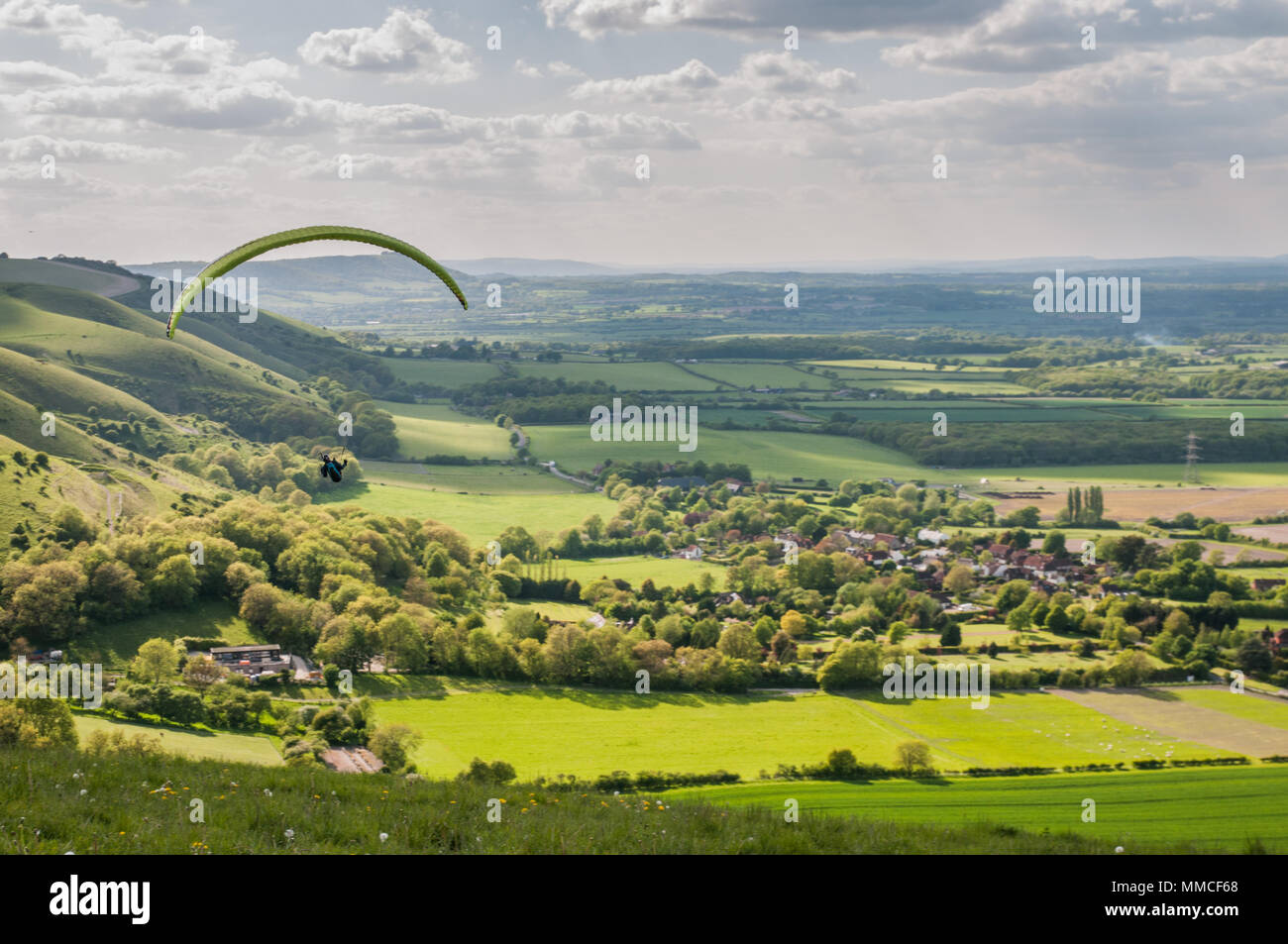 Brighton, Sussex, UK..10 maggio 2018..Cooler Weather, Nubi & North Westerly Wind porta piloti Di Parapendio a Devils Dyke sulla South Downs Way. Foto Stock