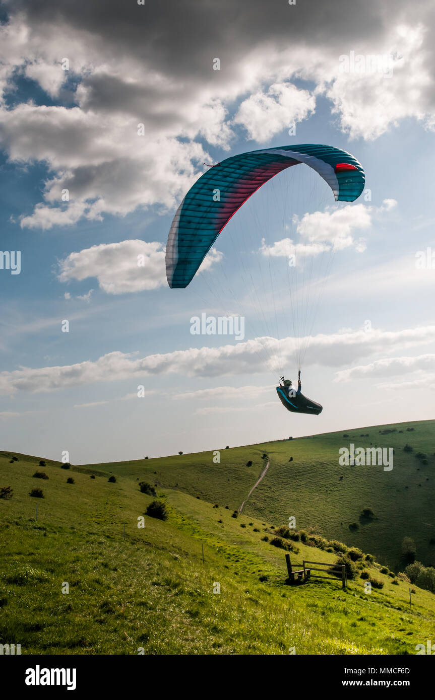 Brighton, Sussex, UK..10 maggio 2018..Cooler Weather, Nubi & North Westerly Wind porta piloti Di Parapendio a Devils Dyke sulla South Downs Way. Foto Stock