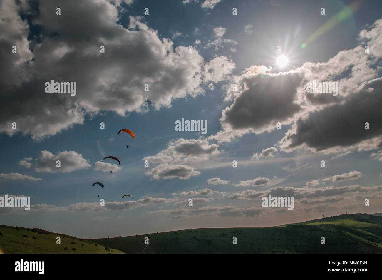 Brighton, Sussex, UK..10 maggio 2018..Cooler Weather, Nubi & North Westerly Wind porta piloti Di Parapendio a Devils Dyke sulla South Downs Way. Foto Stock