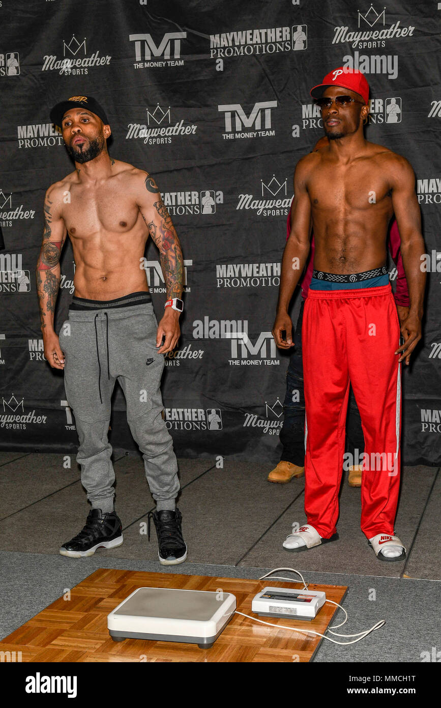 Las Vegas, NV, Stati Uniti d'America. Il 10 maggio, 2018. Ishe Smith e Tony Harrison Premier Boxing Champions pesano Sam's Town Hotel & Gambling Hall a Las Vegas, Nevada il 10 maggio 2018. Credito: Damairs Carter/media/punzone Alamy Live News Foto Stock