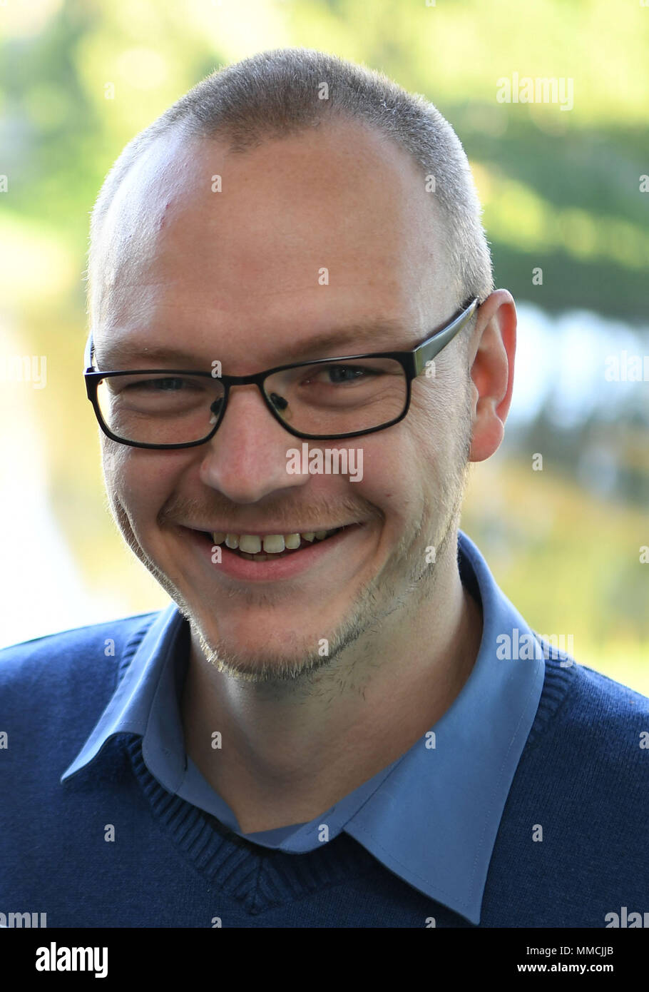 08 maggio 2018, Germania, Bremen: Jannis Stoppe, cassetto del web comic Noerdman sta in piedi in una finestra nel suo ufficio. Il fumetto è sulla tecnologia, nerds e il nord. Stoppe parole insieme con il computer scientist Rolf Drechsler presso l'Università di Brema. Foto: Carmen Jaspersen/dpa Foto Stock