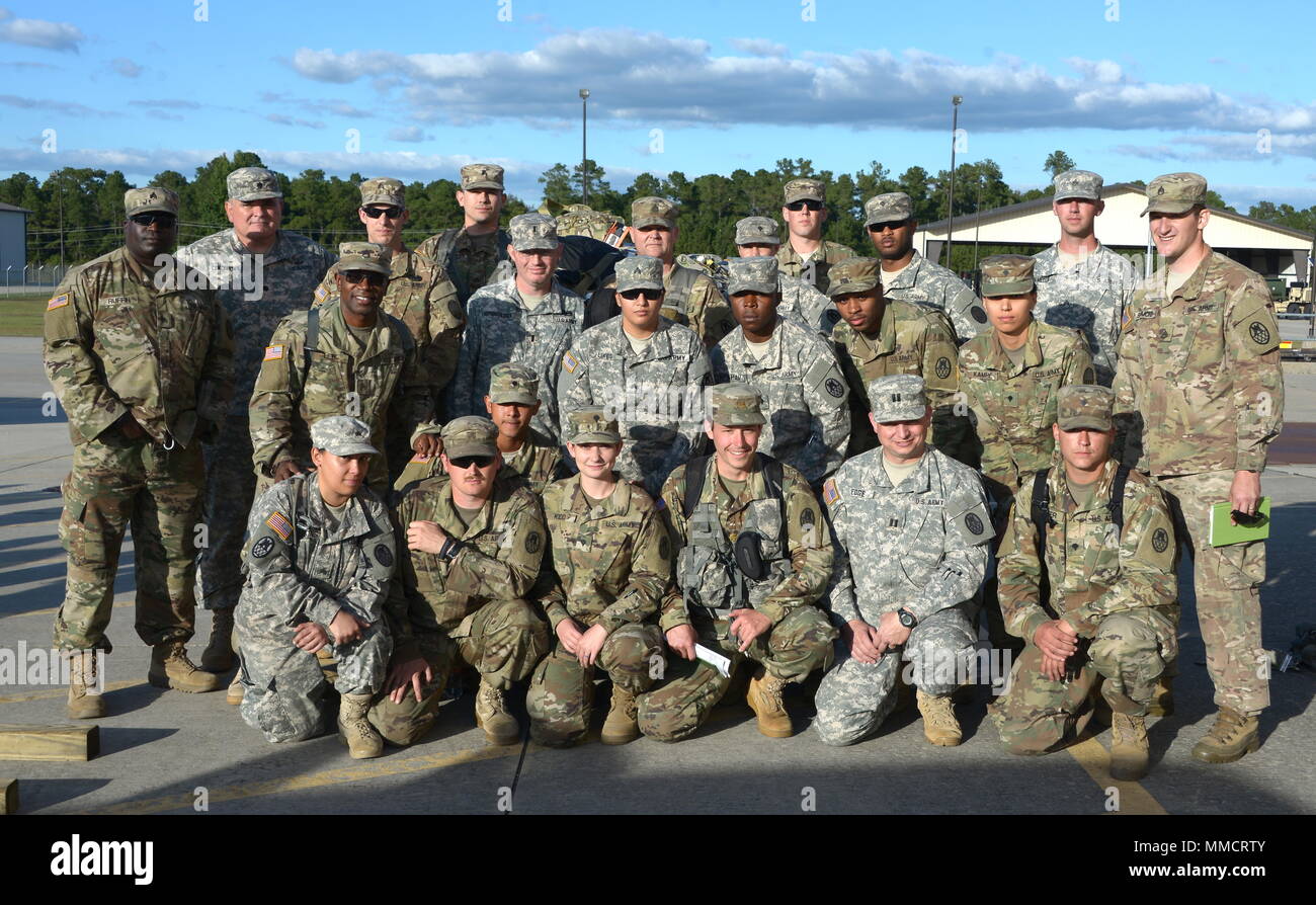 Soldati dell'Ingegnere 105° Battaglione, 130manovra Brigata Enhancement, North Carolina esercito nazionale Guard posano per una foto al Papa Army Airfield a Ft. Bragg, North Carolina. Il 105° Eng Bn distribuito a Puerto Rico per assistere la residenza dopo l uragano Maria ha devastato l'isola dei Caraibi. (U.S. Esercito nazionale Guard photo by Staff Sgt. Ron Lee, 382 Affari pubblici Distacco/rilasciato) Foto Stock