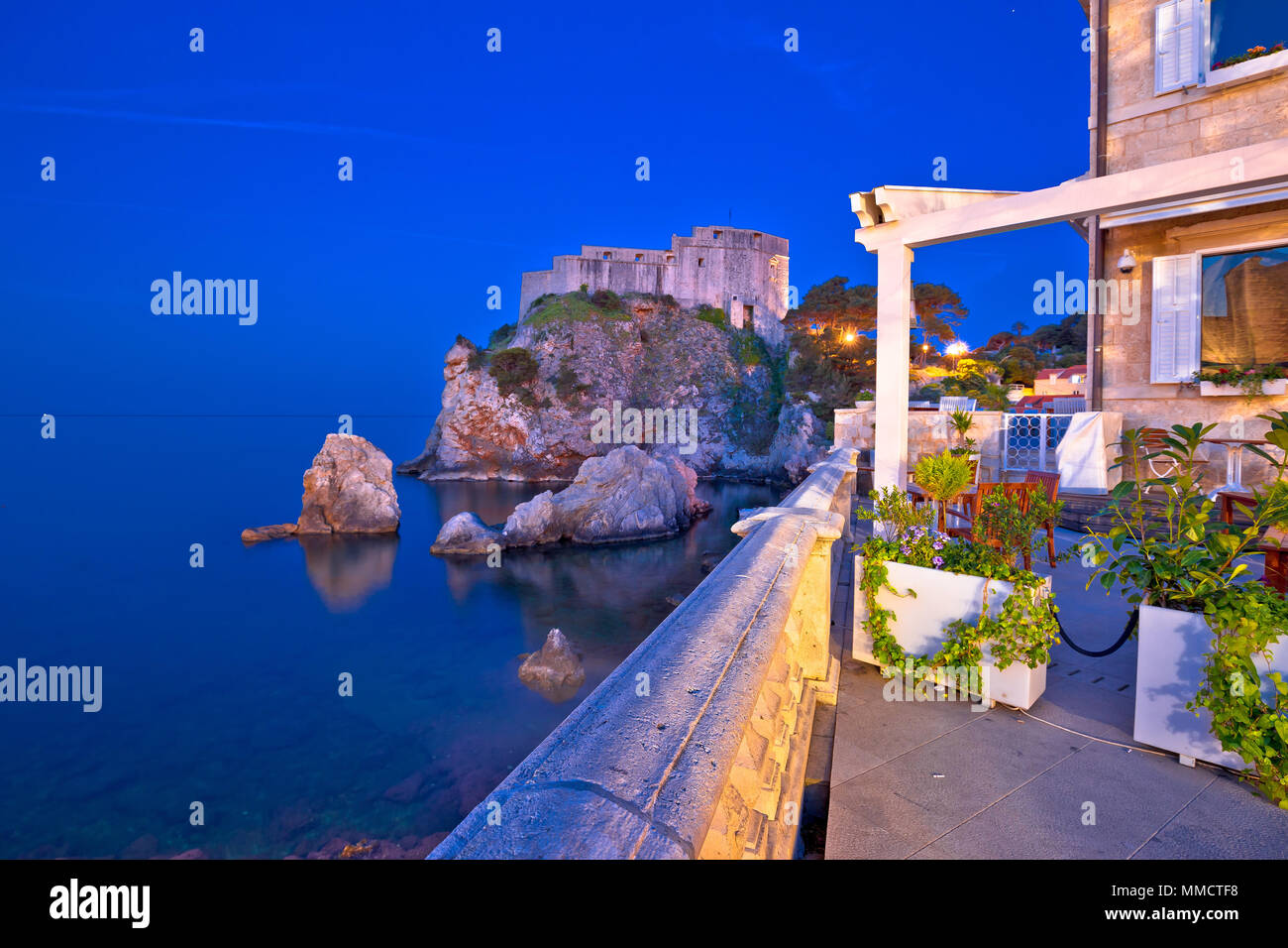 Dubrovnik waterfront e landmark Lovrijenac vista notturna, Dalmazia regione della Croazia Foto Stock