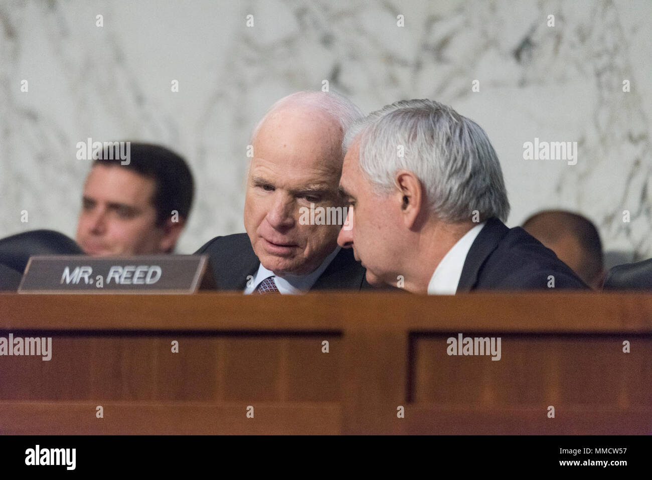 Presidente del il Comitato delle Forze Armate del Senato Sen. John McCain parla di U.S. Il senatore Jack Reed durante un Senato Comitato delle Forze Armate audizione di riconferma per Marine Corps gen. Joseph F. Dunford Jr., Presidente del Comune di Capi di stato maggiore negli Stati Uniti Senato Hart edificio in Washington, D.C., Giovedì, Settembre 26, 2017. Dunford è stata che serve come CJCS dal 1 ottobre, 2015 ed è stato nominato per un secondo mandato di due anni. (DOD foto di Marina Petty Officer 1. Classe Dominique A. Pineiro) Foto Stock