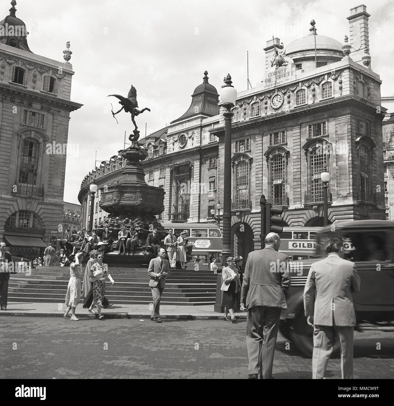 Degli anni Cinquanta, la vista di Piccadilly Circus da Lower Regent Street, Londra, Inghilterra, Regno Unito quando era ancora un grande traffico rotonda. Visto è la statua di Eros sulla parte superiore della struttura Shaftesbury Memorial fontana. Foto Stock
