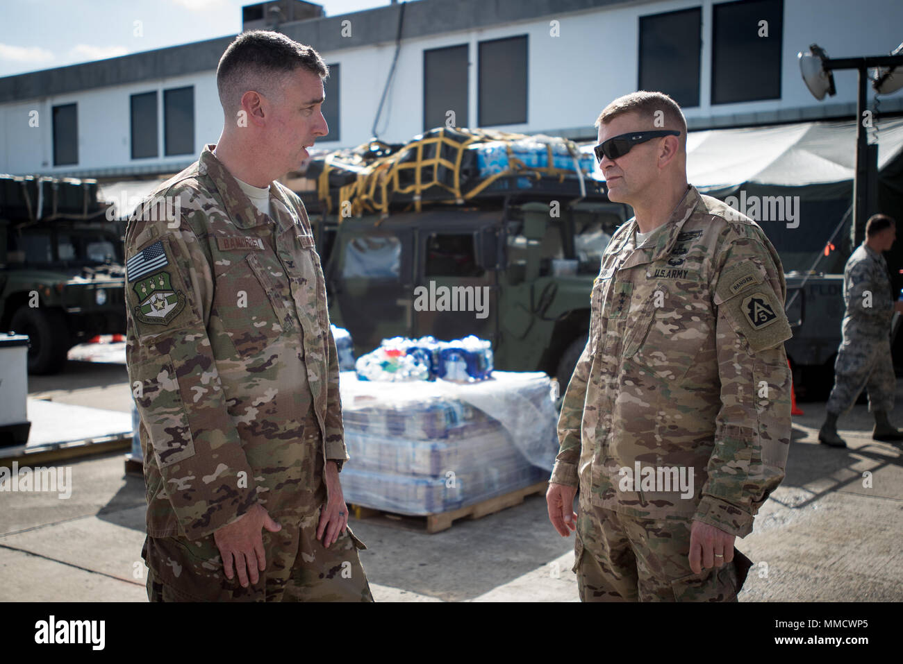 United States Army North è un comando componente dell'esercito degli Stati Uniti responsabile delle operazioni di difesa interna e di supporto civile. Il 7 ottobre 2017, il comandante del 123° gruppo di risposta alle emergenze della Guardia Nazionale aerea del Kentucky si è incontrato con il comandante generale dell'esercito degli Stati Uniti nord all'aeroporto internazionale Luis Muñoz Marín di San Juan per coordinare i soccorsi contro l'uragano Maria, dove dal 23 settembre erano stati trattati più di 7,2 milioni di sterline di aiuti. L'immagine di archivio registra il coordinamento dei comandi congiunti. Foto Stock