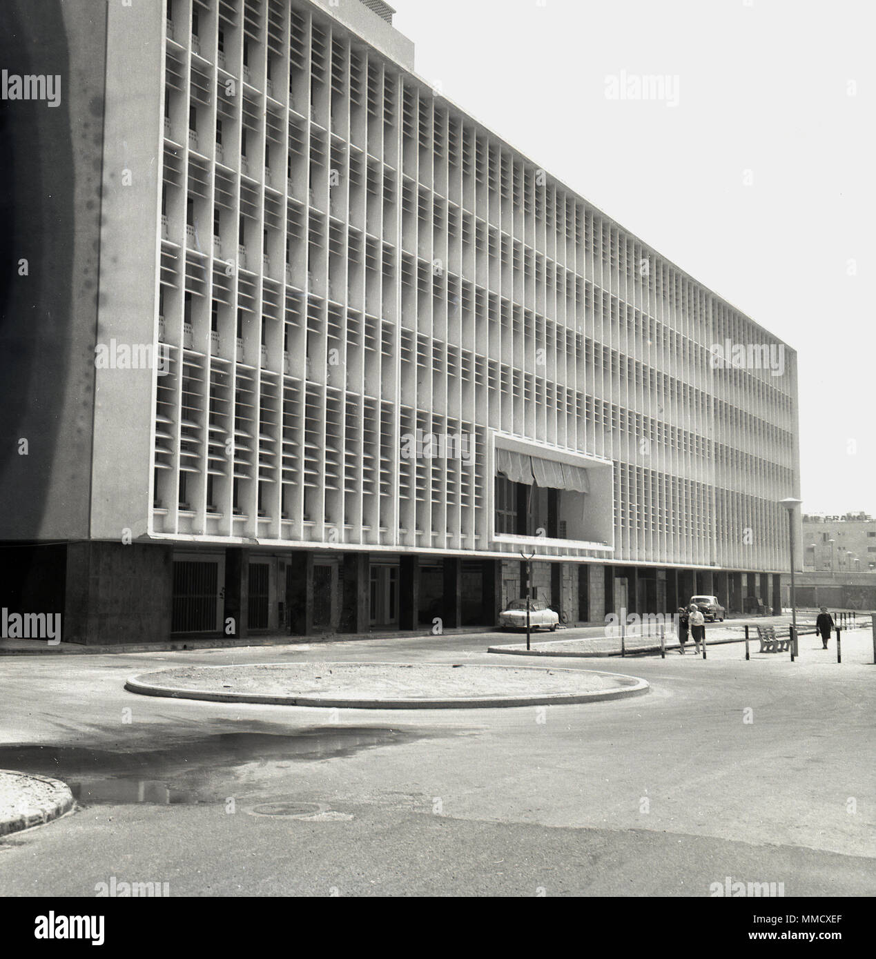 Anni sessanta, vista esterna di una molto grande e moderno in stile anni sessanta ufficio edificio a blocco a Tel Aviv, Israele. Foto Stock