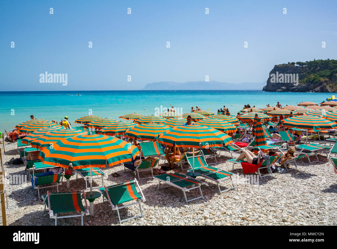 Spiaggia con ombrelloni, Scopello, Sicilia, Italia Foto Stock